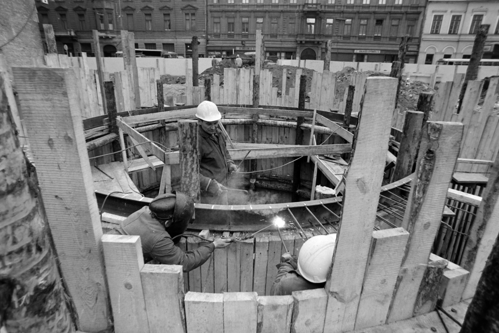 Hungary, Budapest VIII., a BKV Forgalomirányító Központ építkezése, szemben az Üllői út házai. A Baross utca és az Üllői út között itt nyílott egy névtelen utca az építkezés során., 1974, Szalay Zoltán, Budapest, Fortepan #199008