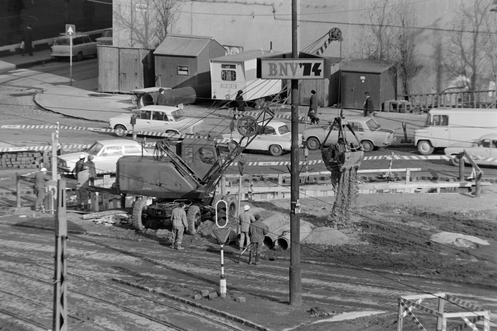 Hungary, Budapest VIII., Kálvin tér az aluljáró építése idején, balra a Múzeum utca torkolata., 1974, Szalay Zoltán, Budapest, volvo 140, Fortepan #199012