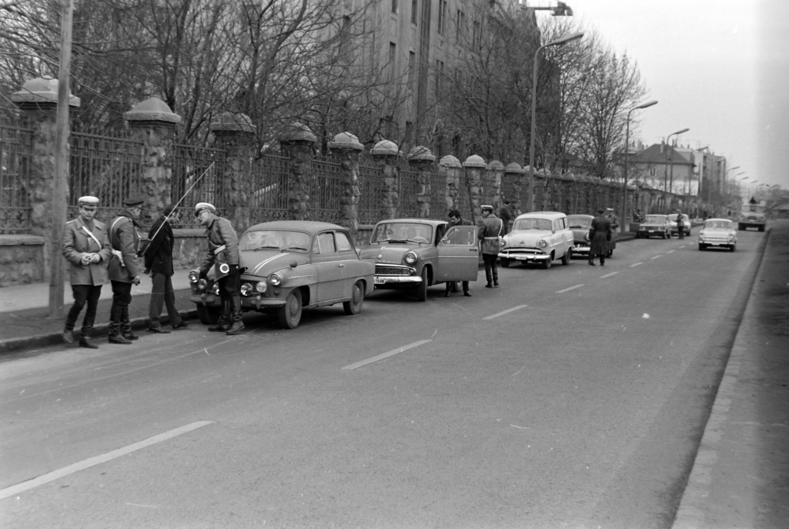 Magyarország, Budapest XI., a Budaörsi út, közúti ellenőrzés a Petőfi laktanya előtt., 1972, Szalay Zoltán, Budapest, Fortepan #199043
