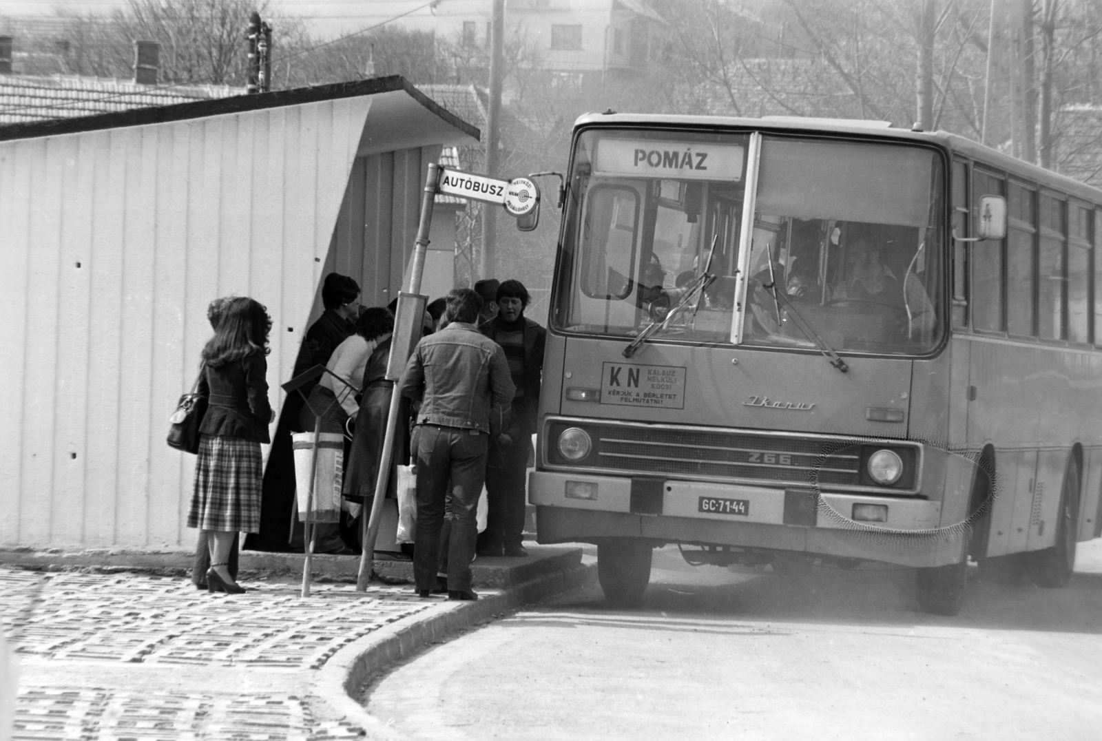 Hungary, Pilisszentkereszt, Pomázi út, buszmegálló a pilisszántói elágazásnál., 1979, Szalay Zoltán, Fortepan #199049