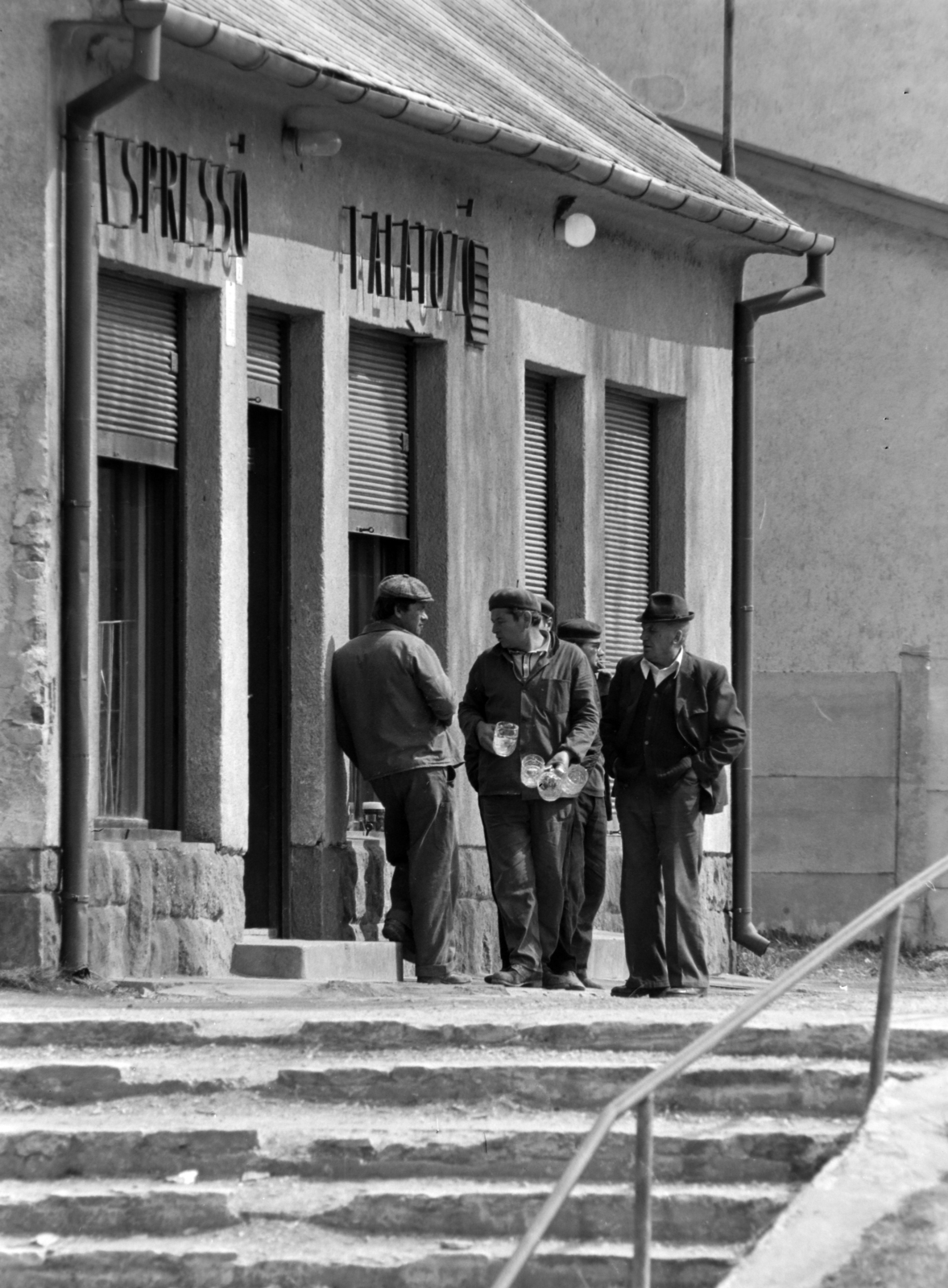 Hungary, Pilisszentkereszt, Dobogókői út, eszpresszó és falatozó a Cserfa utca sarkán., 1979, Szalay Zoltán, Fortepan #199050