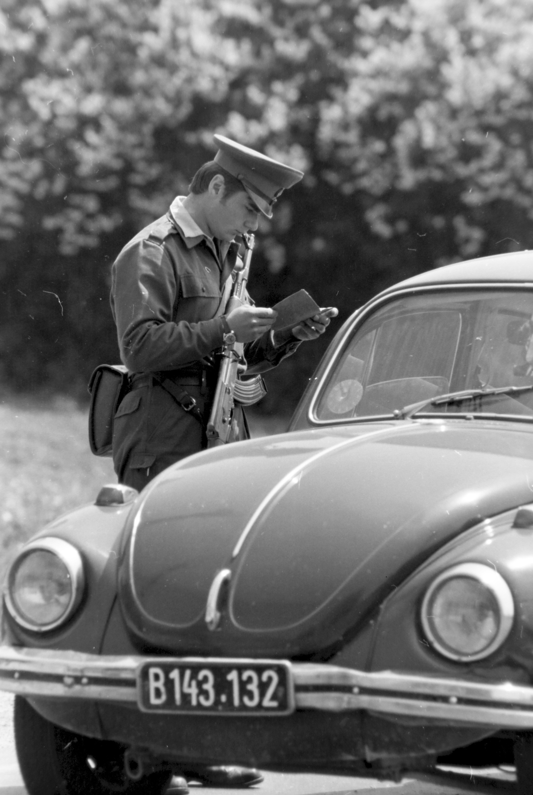 Hungary, Sopron, forgalomellenőrző pont (FEP) a 84-es főúton, a határ előtt., 1980, Szalay Zoltán, Volkswagen-brand, cop, Volkswagen Beetle, Fortepan #199052
