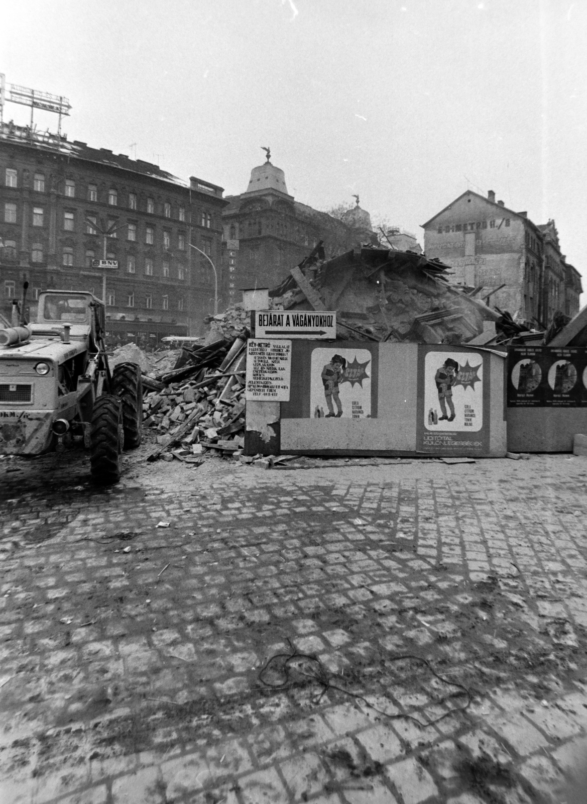 Hungary, Budapest VI.,Budapest XIII., Nyugati (Marx) tér, a Westend-ház bontása, balra a Váci út., 1978, Szalay Zoltán, Budapest, Fortepan #199068