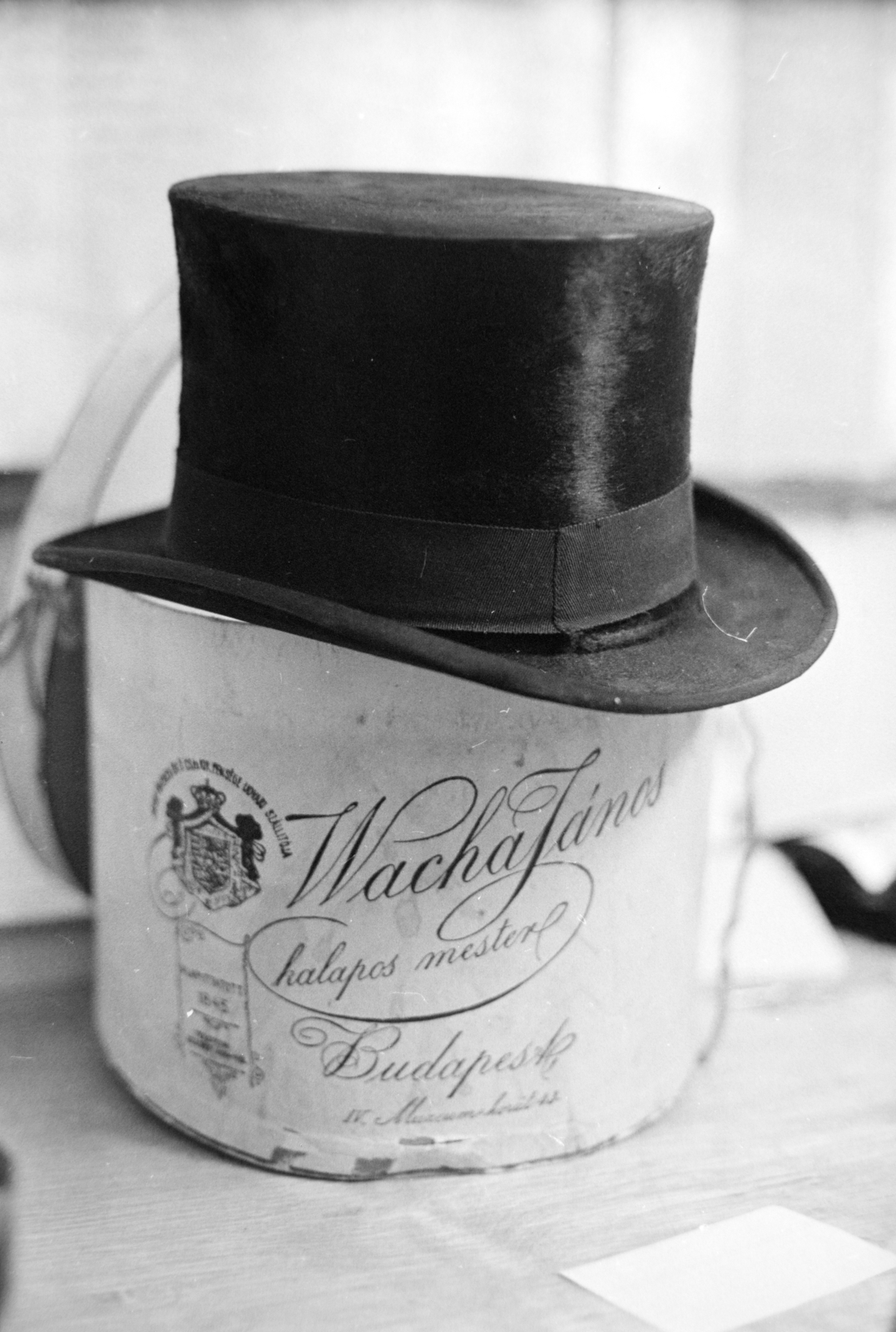 Hungary, Budapest VI., Paulay Ede utca 33. számú ház, a Thália Színház szabóműhelye. 1900-1930 között divatban lévő ruhák, kiegészítők felvásárlása a színház, Bal négyes páholy című új darabjához. A felhívásra behozott cilinder., 1977, Szalay Zoltán, Budapest, top hat, Fortepan #199070