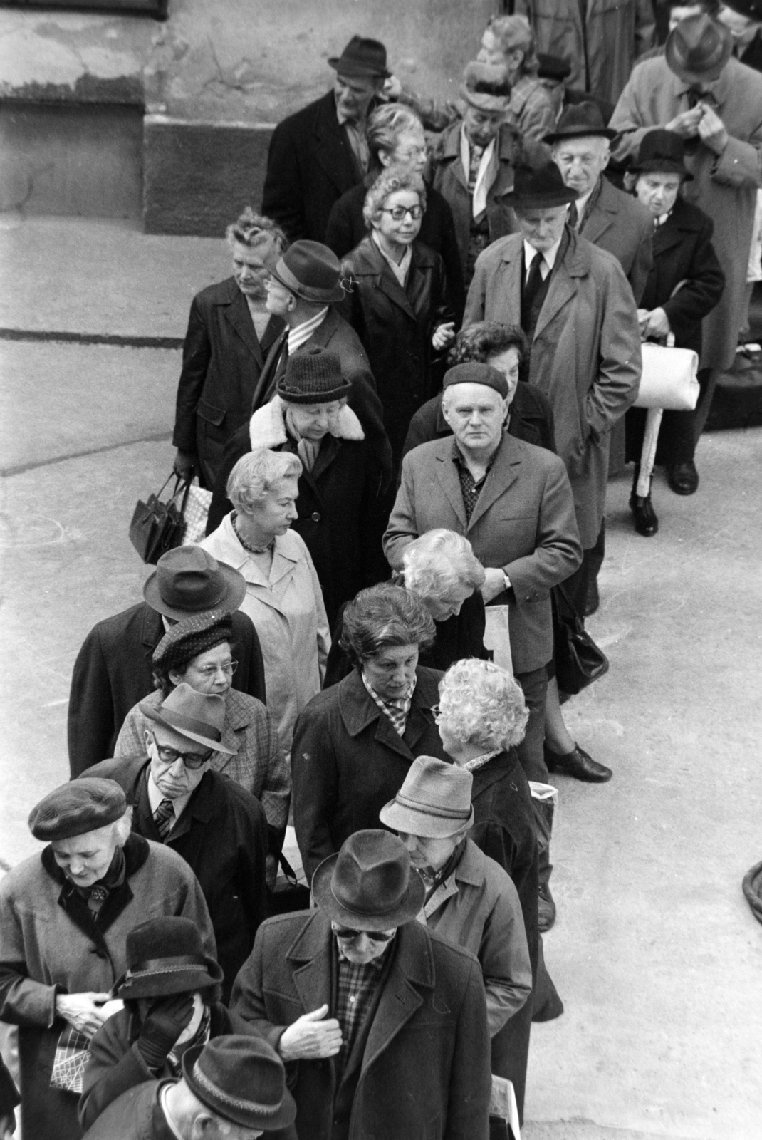 Hungary, Budapest VI., a Paulay Ede utca 33. számú ház udvara, 1900-1930 között divatban lévő ruhák, kiegészítők felvásárlása a Thália Színház, Bal négyes páholy című új darabjához. A felhívásra érkezők., 1977, Szalay Zoltán, Budapest, old person, standing in line, Fortepan #199071
