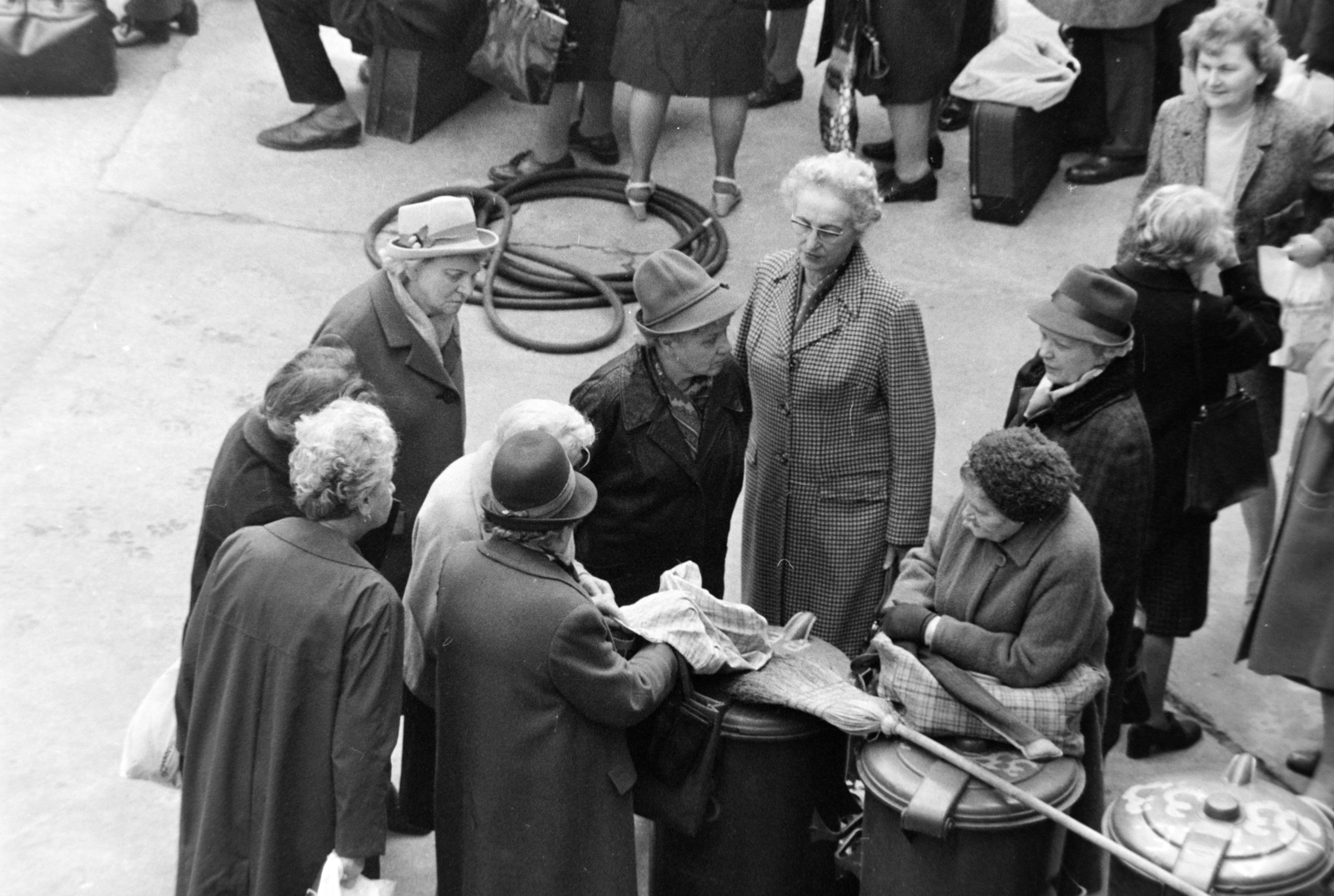 Hungary, Budapest VI., a Paulay Ede utca 33. számú ház udvara, 1900-1930 között divatban lévő ruhák, kiegészítők felvásárlása a Thália Színház, Bal négyes páholy című új darabjához. A felhívásra érkezők., 1977, Szalay Zoltán, Budapest, Fortepan #199077
