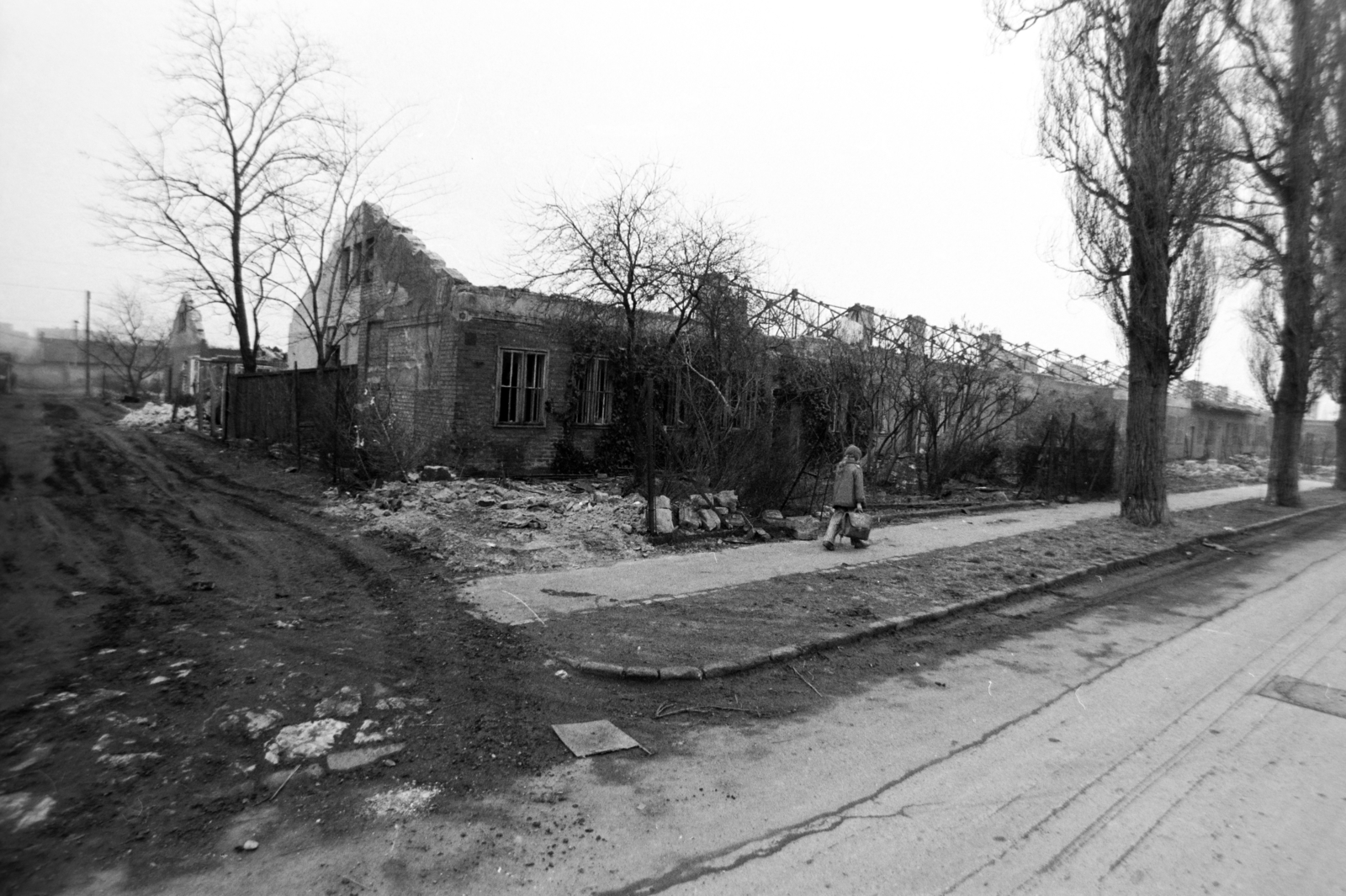 Magyarország, Budapest XVIII., Állami lakótelep bontása, ma Havanna-lakótelep házai állnak ezen a területen., 1976, Szalay Zoltán, Budapest, Fortepan #199087