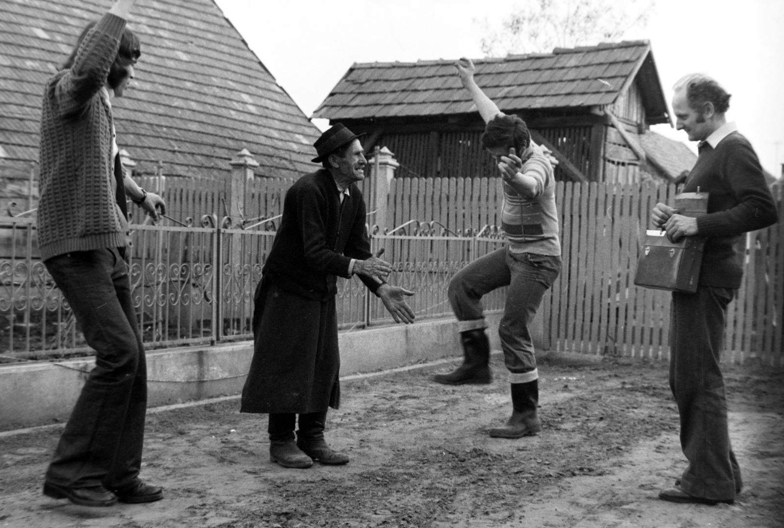 Hungary, Nagyecsed, balra kalappal Bulyáki Gergely a népművészet mestere, jobbra Timár Sándor koreográfus, táncpedagógus., 1977, Szalay Zoltán, dance, tape recorder, Fortepan #199093