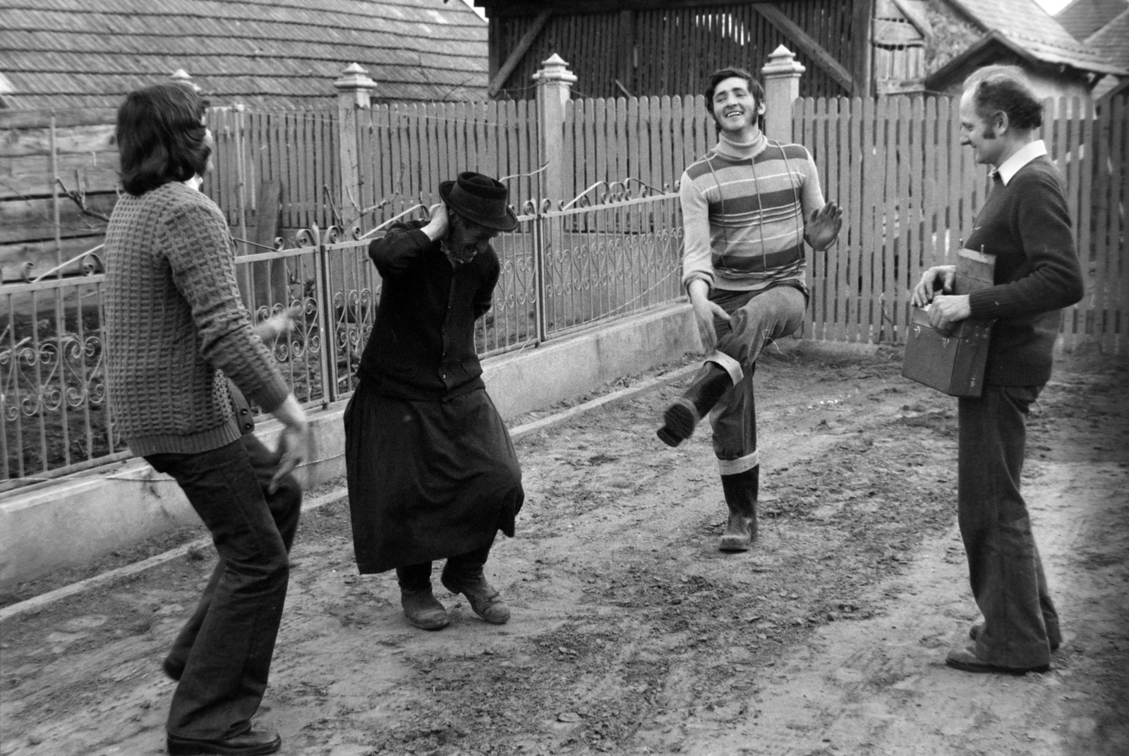 Hungary, Nagyecsed, balra kalappal Bulyáki Gergely a népművészet mestere, jobbra Timár Sándor koreográfus, táncpedagógus., 1977, Szalay Zoltán, folk dance, dance, Fortepan #199094