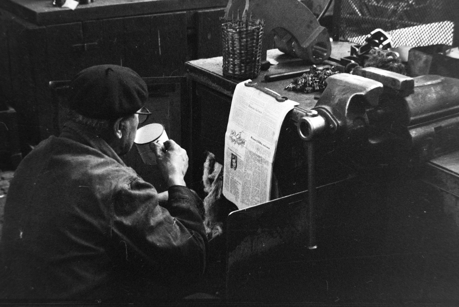 Hungary, 1969, Szalay Zoltán, vise, reading, Fortepan #199155