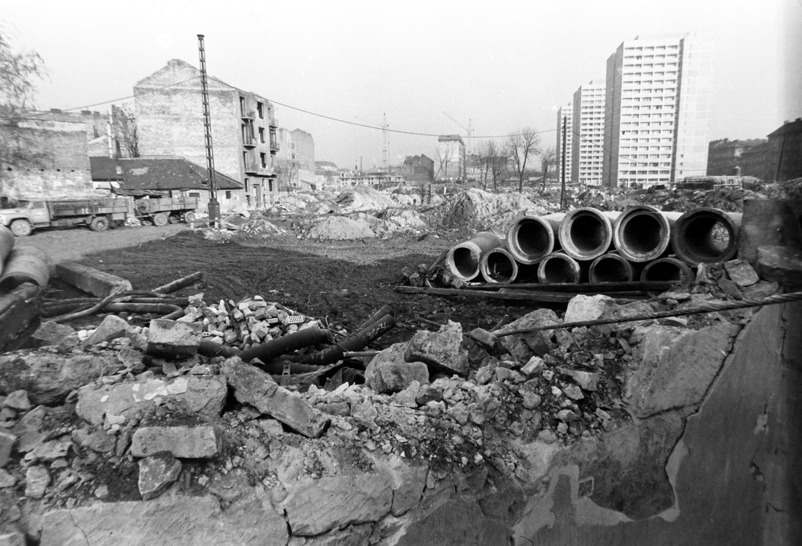 Magyarország, Budapest VIII., a Szigony utca - Losonci utca - Illés utca - Práter utca közötti építési terület, (a mai Losonci tér), balra a Losonci utca, jobbra a Práter utca házai., 1975, Szalay Zoltán, Budapest, Fortepan #199156