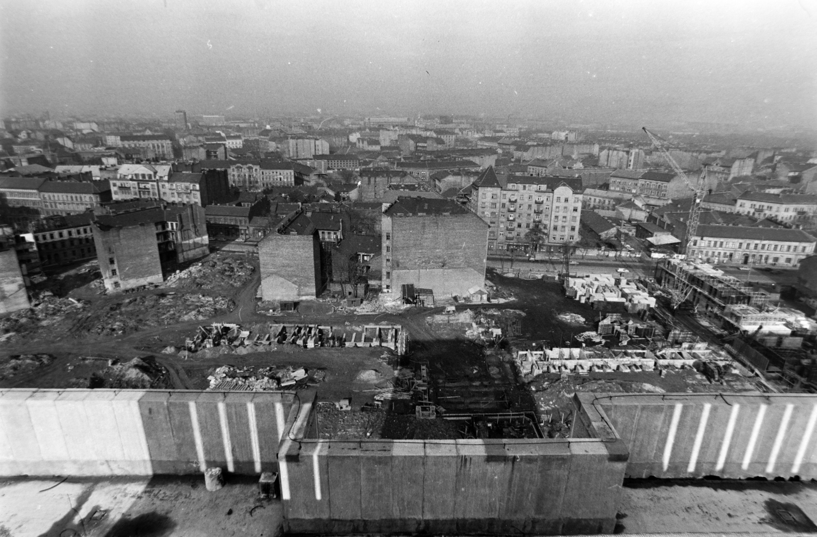 Hungary, Budapest VIII., kilátás a Práter utca 56-os számú házból a Baross utca felé, a kép közepén a Baross utca 105. és 107-es számú ház hátsó tűzfala, az előbbi mellett balra a Kemény Zsigmond utca., 1975, Szalay Zoltán, Budapest, Fortepan #199162