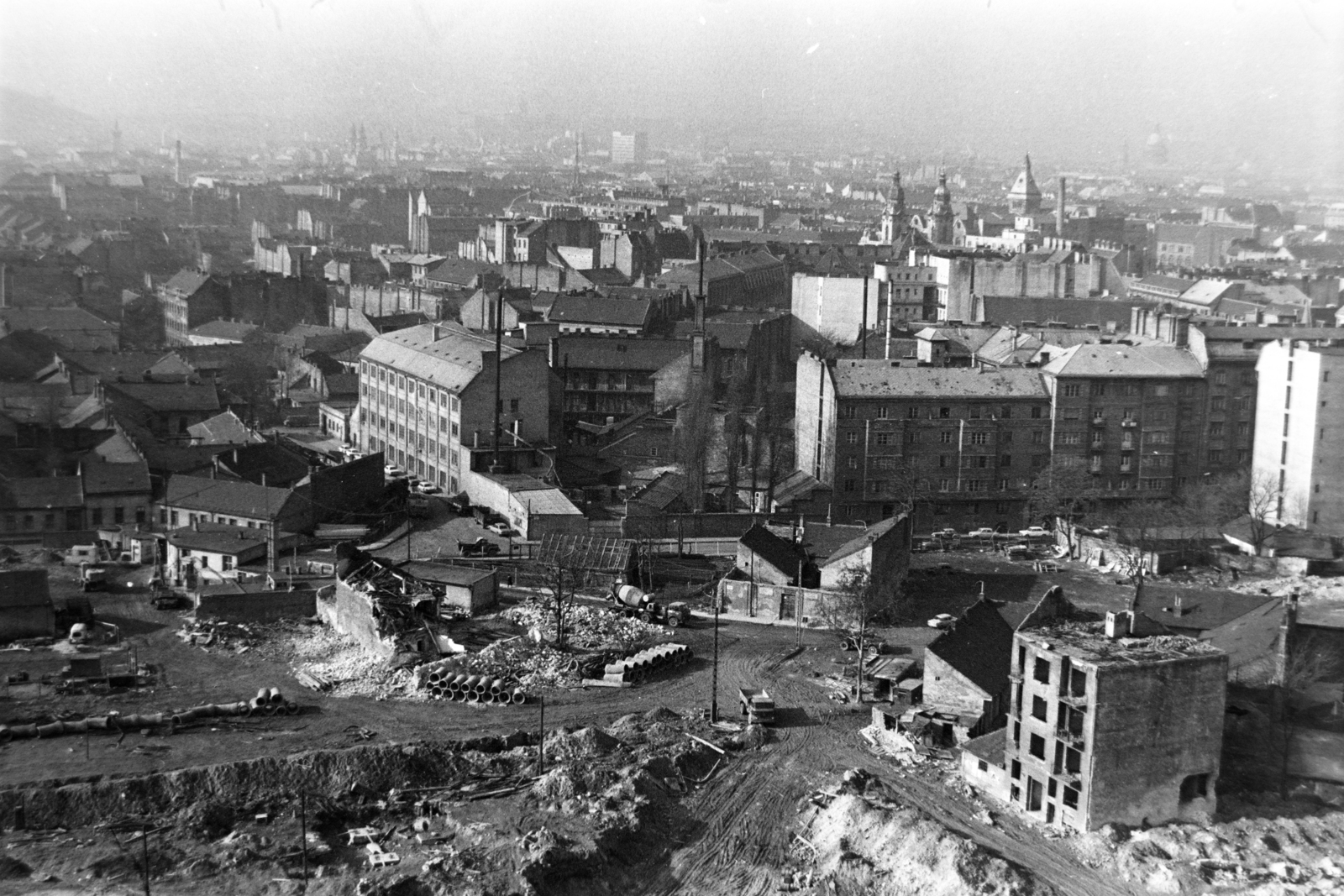 Hungary, Budapest VIII., kilátás a Práter utca 56-os számú házból, alul balra a Szigony utca, jobbra a Losonci utca, felettük keresztben rézsút a Bókay János utca, a kép közepén balra a Leonardo da Vinci (Losonci) köz és az Otthon Bútorgyár, jobbra a Beniczky utca, mely utóbbi helyén ma a Szigony utca később kialakított szakasza található., 1975, Szalay Zoltán, Budapest, Fortepan #199165