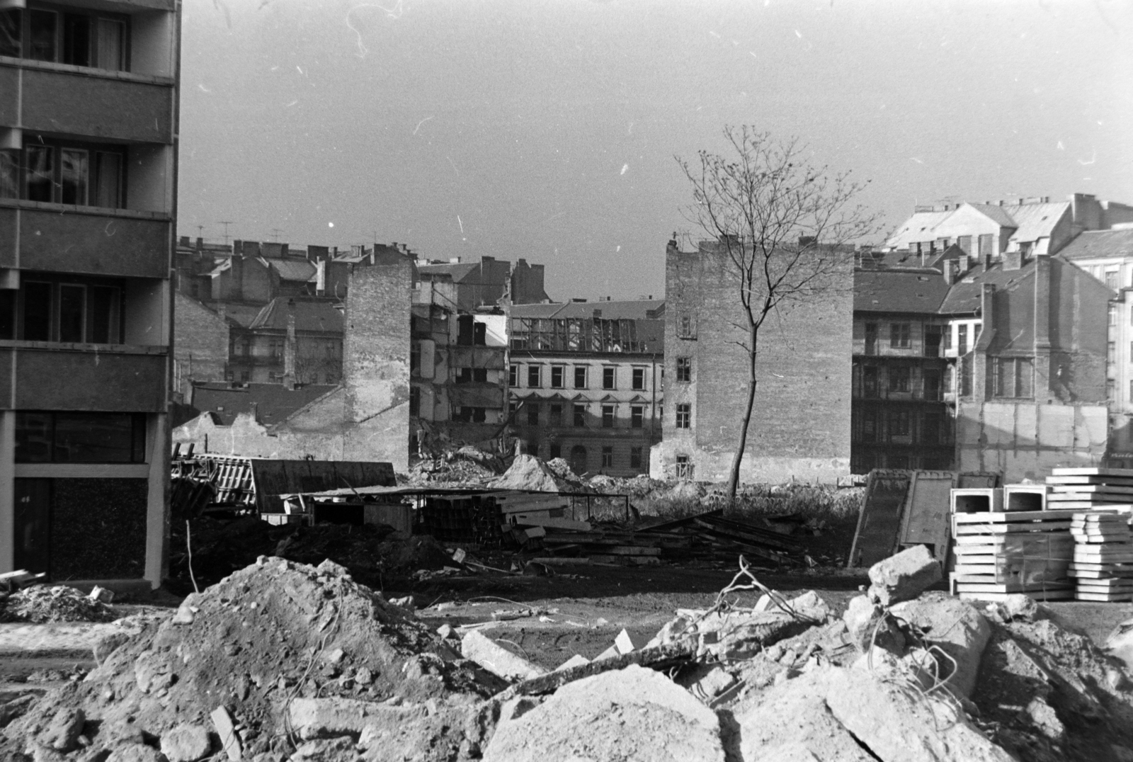 Hungary, Budapest VIII., a Práter utca 56. és 58. számú ház közötti terület felől a Bókay János utca bontás alatt álló épületei felé nézve, jobbra a háttérben a Baross utca 98-as számú ház tetőzete magasodik ki., 1975, Szalay Zoltán, Budapest, Fortepan #199167