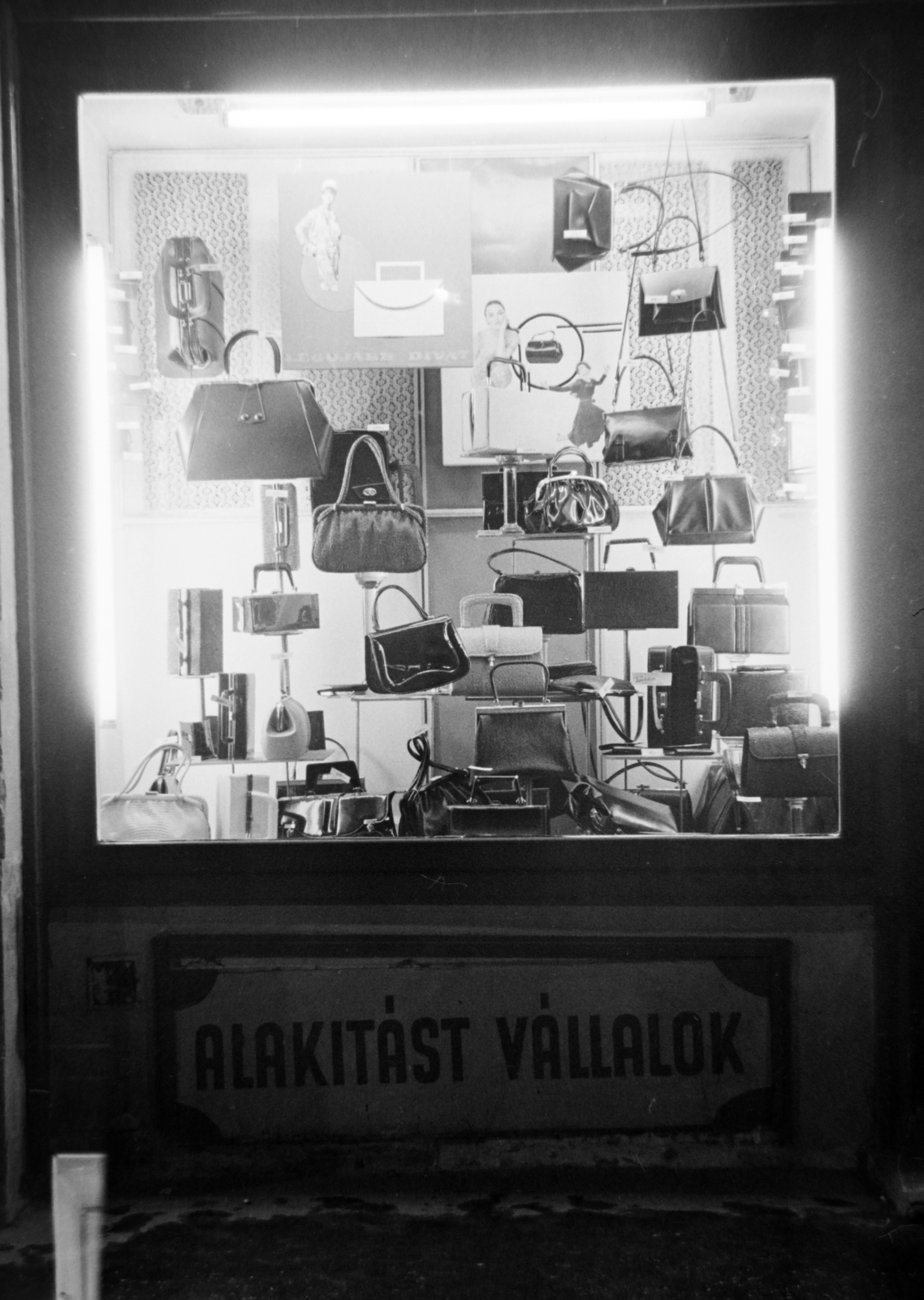 1966, Szalay Zoltán, Show window, handbag, Fortepan #199172