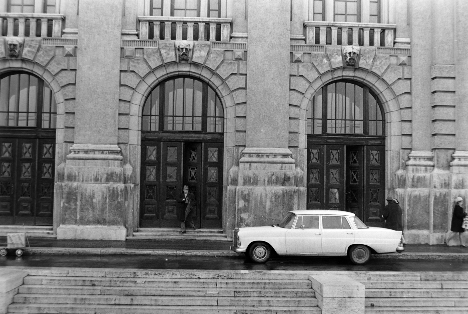 Magyarország, Debrecen, Egyetem tér, a Kossuth Lajos Tudományegyetem (később Debreceni Egyetem) központi épületének főbejárata., 1968, Szalay Zoltán, Mercedes W110, Fortepan #199176