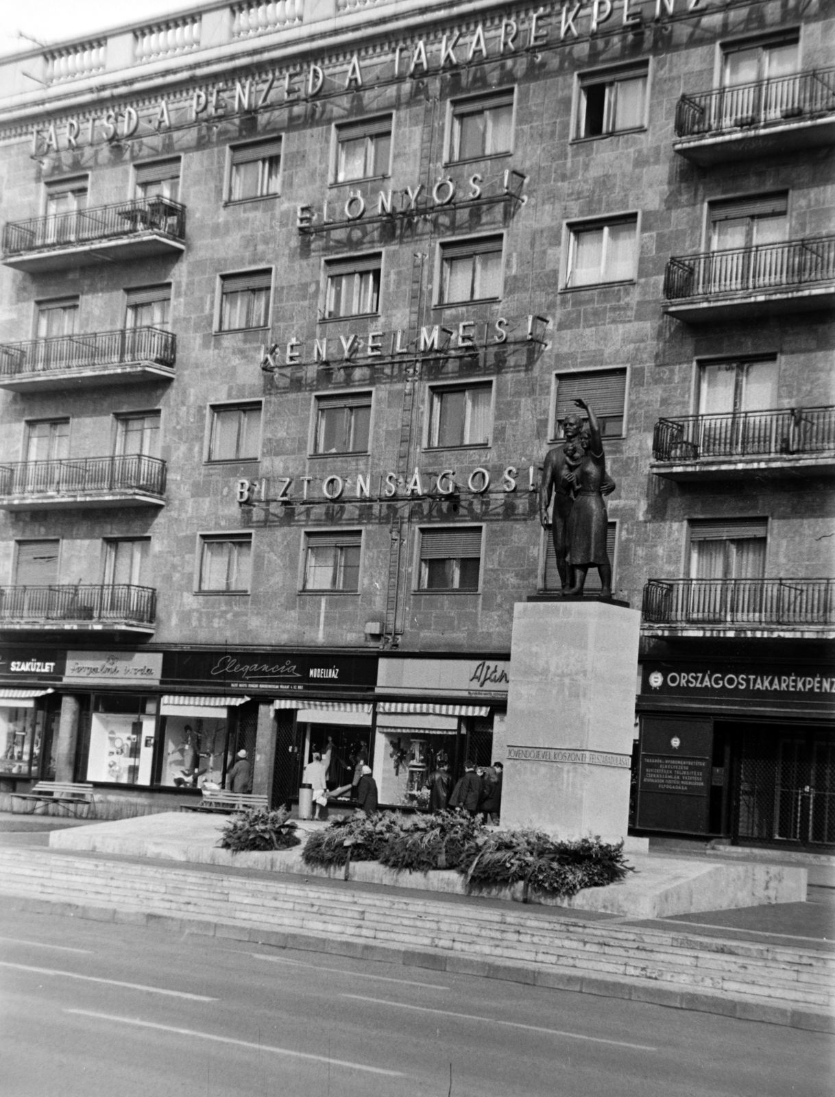 Hungary, Debrecen, Piac utca (Vörös Hadsereg útja) 16. az Alföld Palota, előtte jobbra a Felszabadulási emlékmű (később Debreceni család) Pátzay Pál 1967-ben felavatott alkotása., 1968, Szalay Zoltán, savings bank, Fortepan #199186