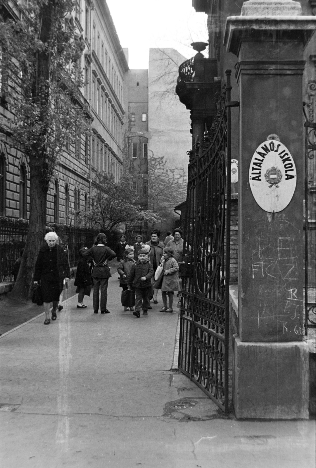 Hungary, Budapest VI., Városligeti (Gorkij) fasor 4-6., Egésznapos Általános Iskola (később Derkovits Gyula Általános Iskola)., 1970, Szalay Zoltán, Budapest, Fortepan #199187