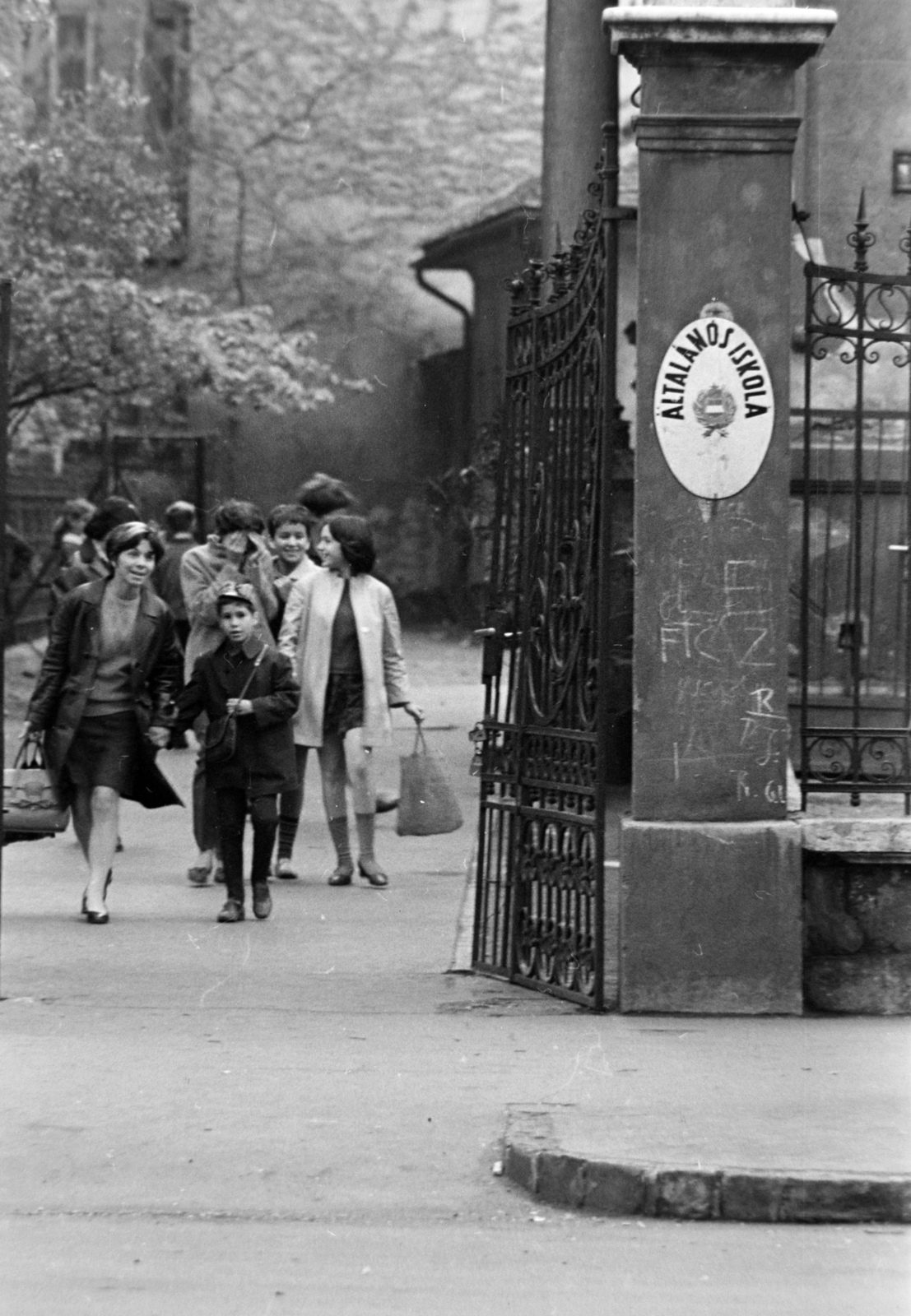 Hungary, Budapest VI., Városligeti (Gorkij) fasor 4-6., Egésznapos Általános Iskola (később Derkovits Gyula Általános Iskola)., 1970, Szalay Zoltán, Budapest, Fortepan #199188