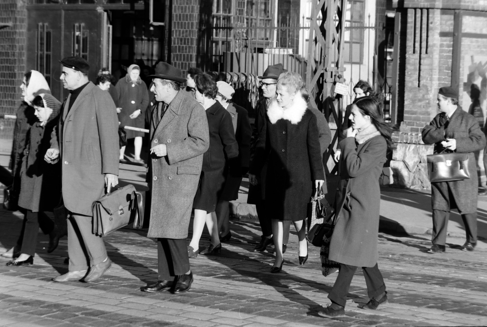 Hungary, Budapest IV., Váci út, a felvétel a 77. szám, az Egyesült Izzólámpa és Villamossági Rt. bejáratánál készült., 1969, Szalay Zoltán, Budapest, Fortepan #199207