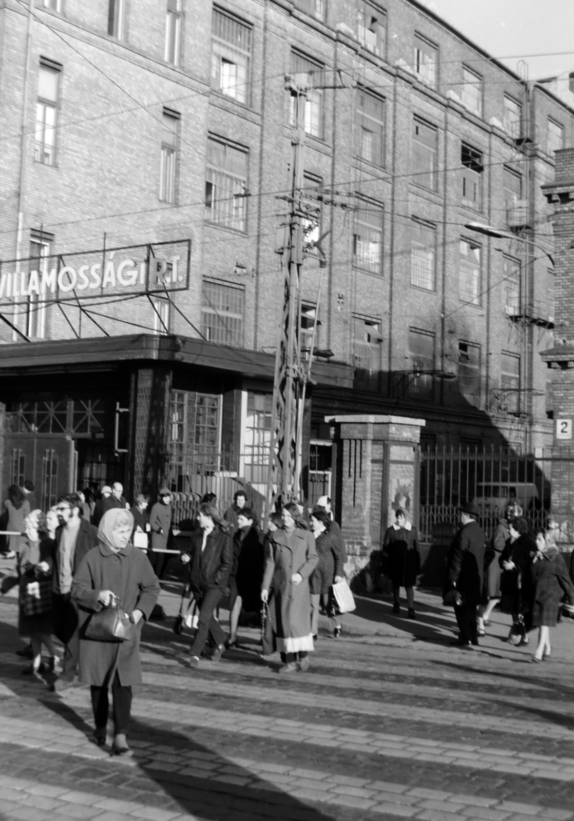 Hungary, Budapest IV., Váci út, a felvétel a 77. szám, az Egyesült Izzólámpa és Villamossági Rt. bejáratánál készült., 1969, Szalay Zoltán, Budapest, Fortepan #199209