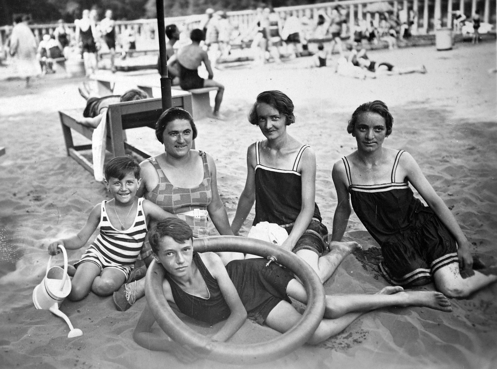 Hungary, Békéscsaba, Árpád strandfürdő., 1923, Fortepan, beach, bathing suit, tableau, women, genre painting, kids, watering can, inner tube, sand, Fortepan #19921