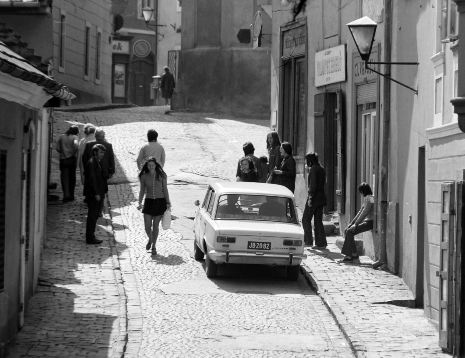 Hungary, Szentendre, a Görög utca a Fő (Marx) tér felé nézve, fent balra a Vastagh György utca torkolata, jobbra a Blagovesztenszka görögkeleti templom., 1974, Szalay Zoltán, number plate, Fortepan #199216