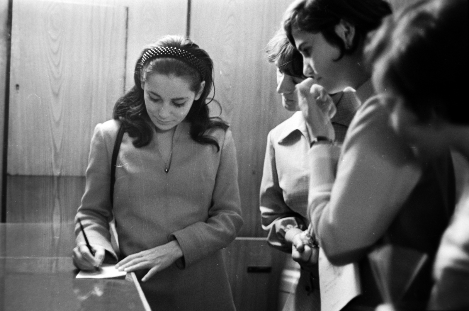 Hungary, Venczel Vera színművésznő., 1969, Szalay Zoltán, celebrity, admiration, women, long-haired, autograph, writing, Fortepan #199228