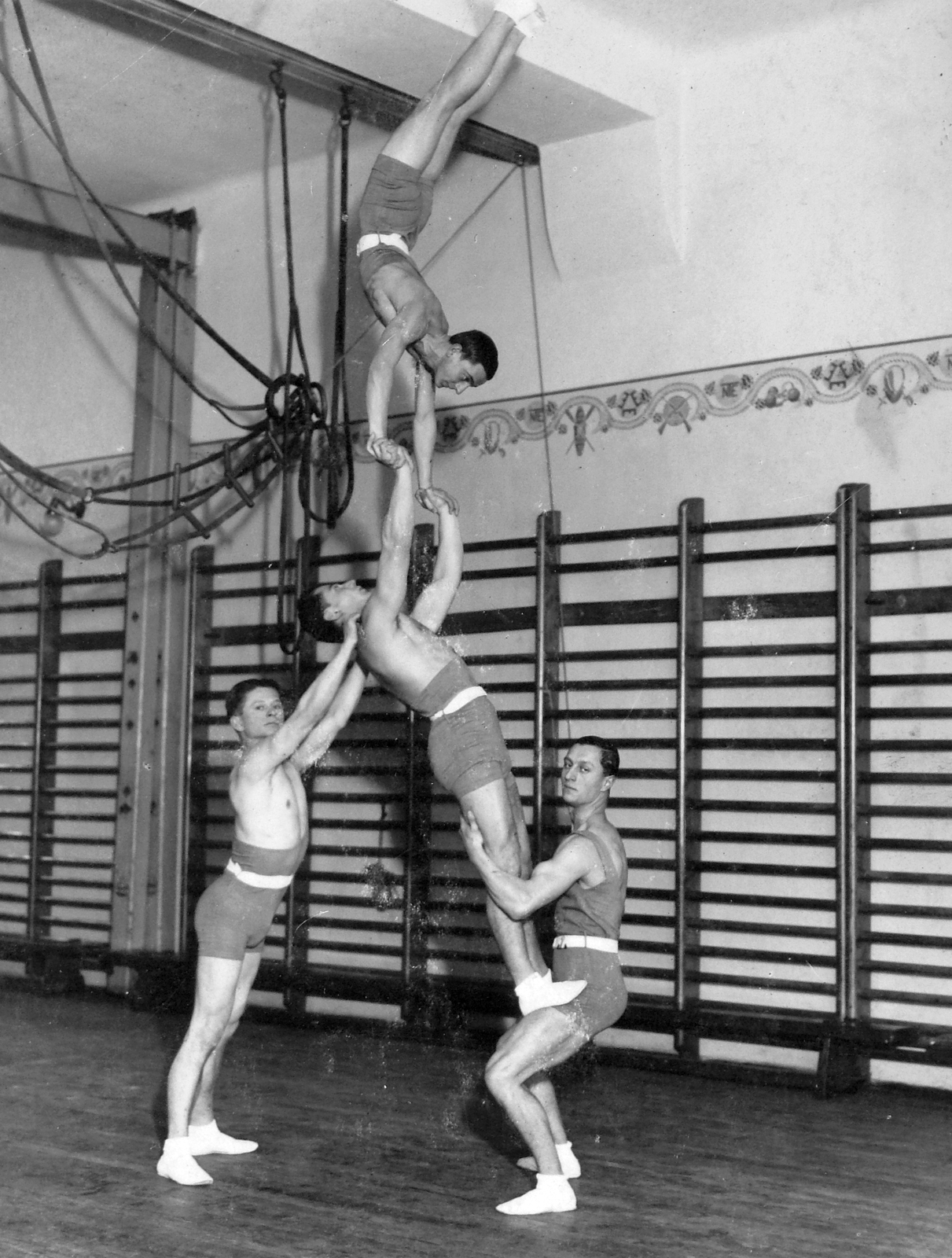 Magyarország, Budapest VIII., Szentkirályi utca 26., Nemzeti Torna Egylet tornaterme, a Budapest székesfőváros testnevelési felügyelősége levente tornászbajnoki versenyén résztvevő VII. kerületi 28. számú. leventecsapat tornászai., 1930, Fortepan, sport, enteriőr, torna, tornaterem, sportoló, bordásfal, tornaszer, Budapest, kézenállás, emberi piramis, mutatvány, Fortepan #19924