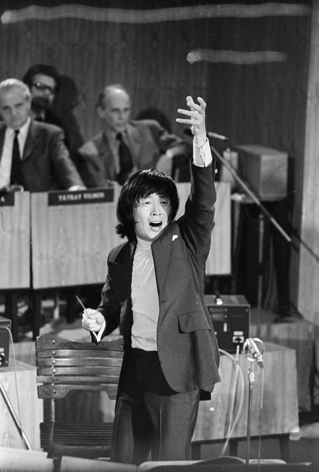Hungary, Budapest VI., Zeneakadémia, Nagyterem. Kobajasi Kenicsiró japán karmester, a Magyar Televízió I. Nemzetközi Karmesterversenyének győztese., 1977, Szalay Zoltán, Budapest, gesture, Fortepan #199250