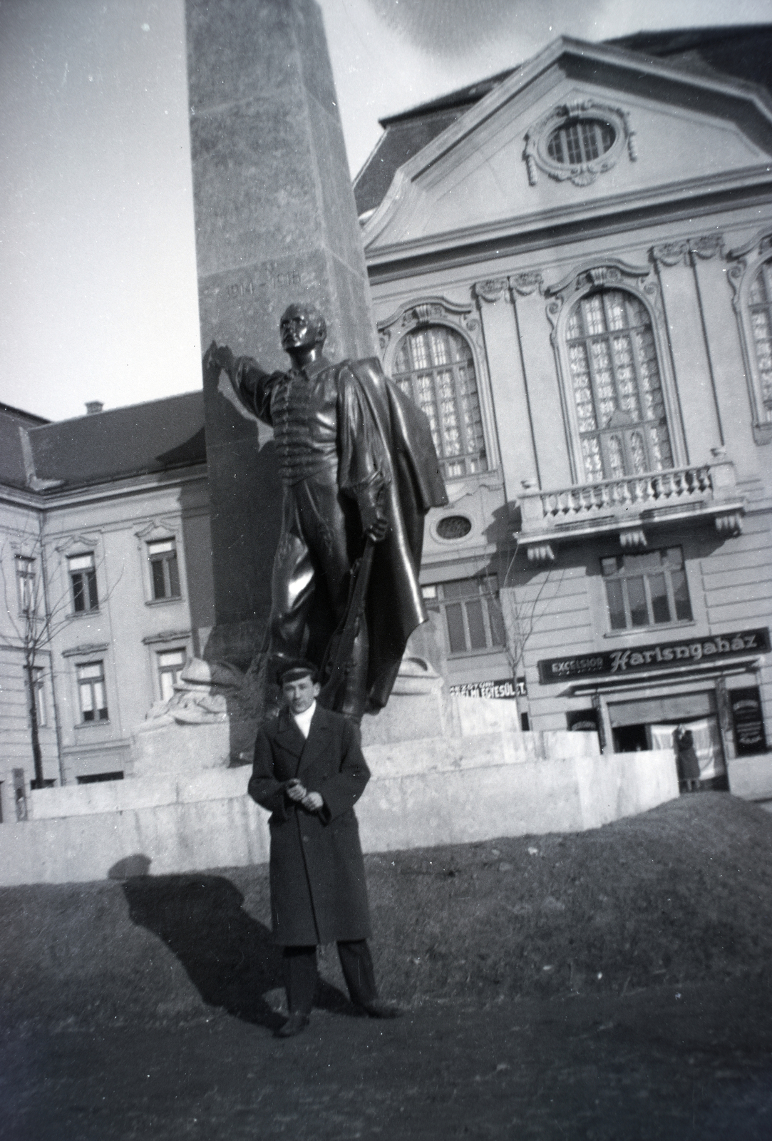 Magyarország, Mezőtúr, Kossuth tér, I. világháborús emlékmű (Szentgyörgyi István, 1933.), háttérben a Városháza., 1933, Anders Gyula, emlékmű, első világháború, középület, Fortepan #199271