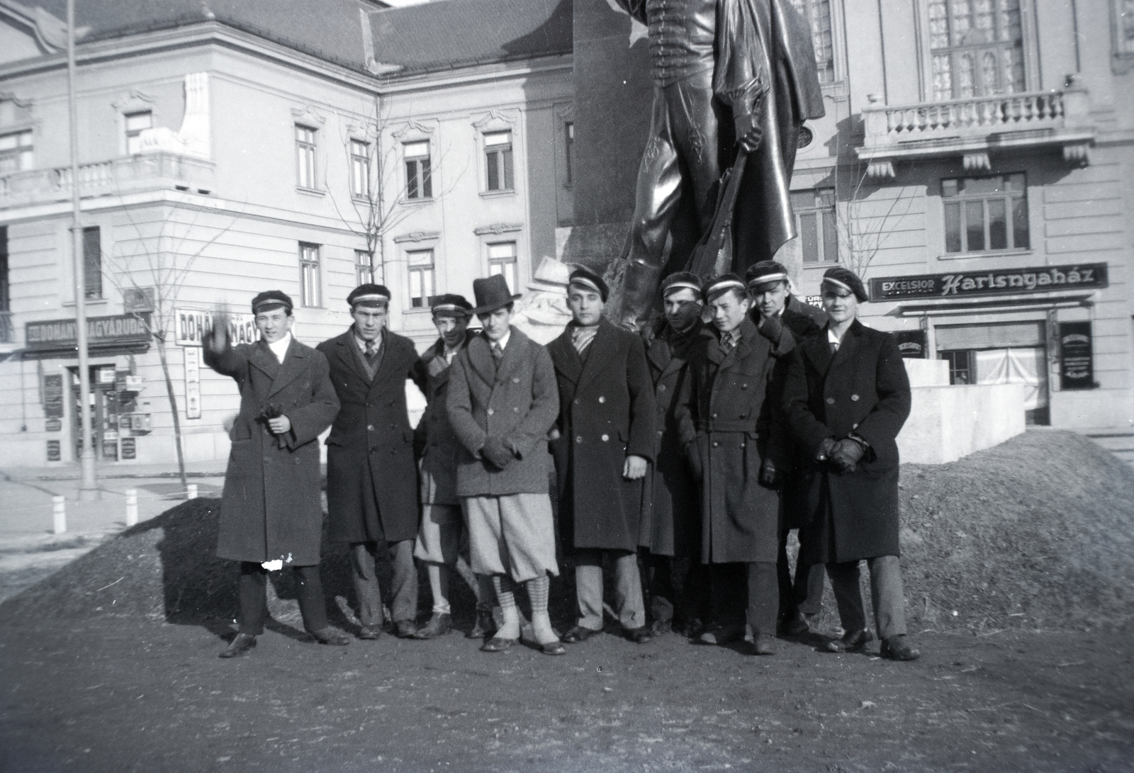Hungary, Mezőtúr, Kossuth tér, I. világháborús emlékmű (Szentgyörgyi István, 1933.), háttérben a Városháza., 1933, Anders Gyula, Fortepan #199278