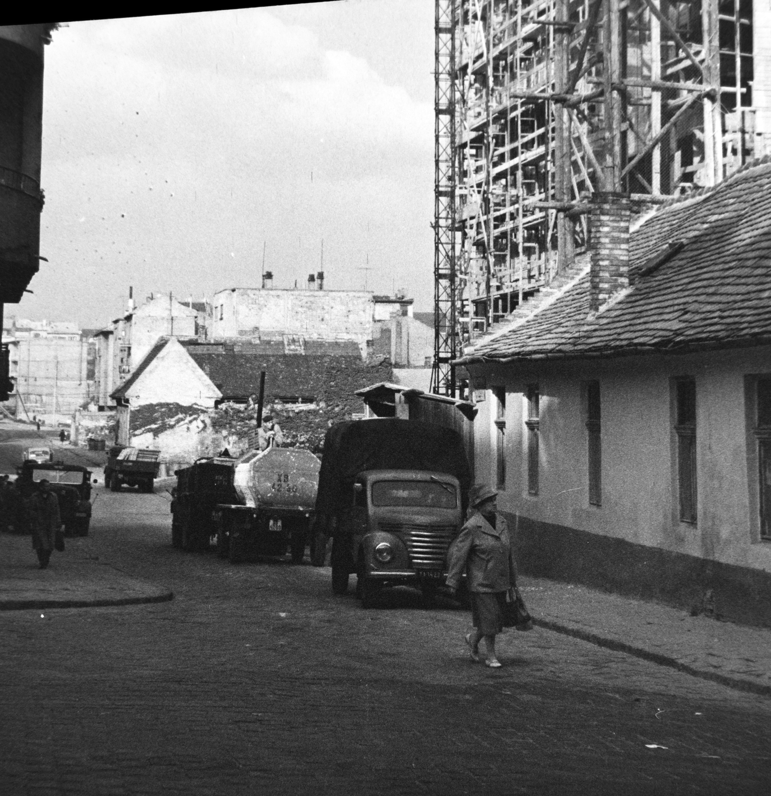 Hungary, Budapest II.,Budapest I., Fazekas utca a Batthyány utca saroktól a Csalogány utca felé nézve., 1966, Antal Gábor, Budapest, street view, commercial vehicle, Fortepan #199291
