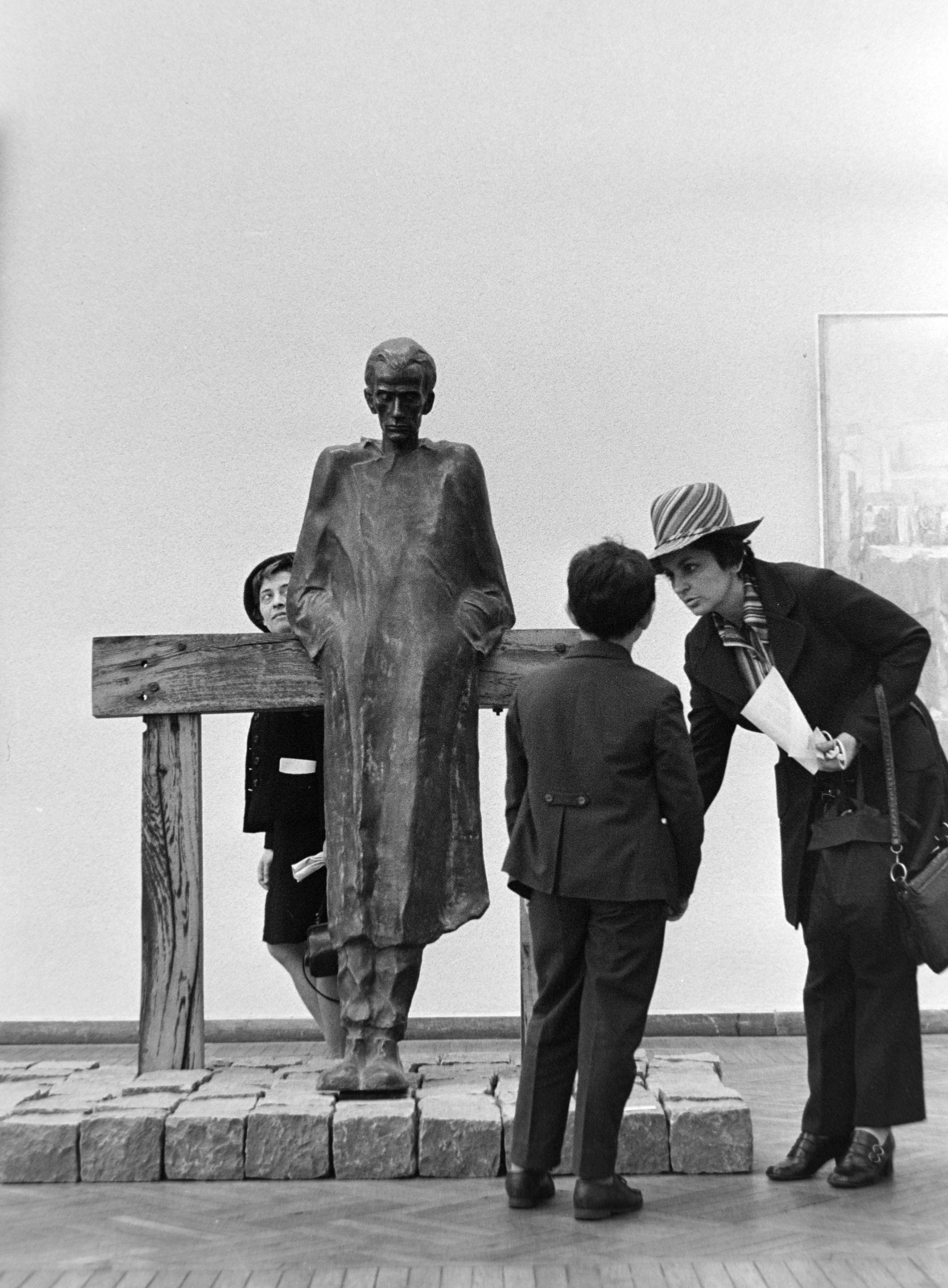 1975, Antal Gábor, striped dress, hat, sculpture, peeking, Fortepan #199296