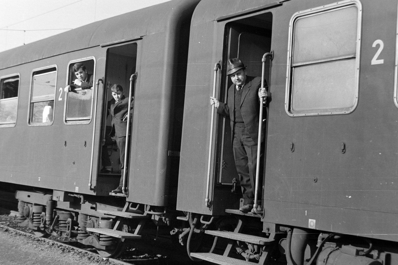 1968, Antal Gábor, rail, train station, passenger, train, rails, catenary wire, Fortepan #199312