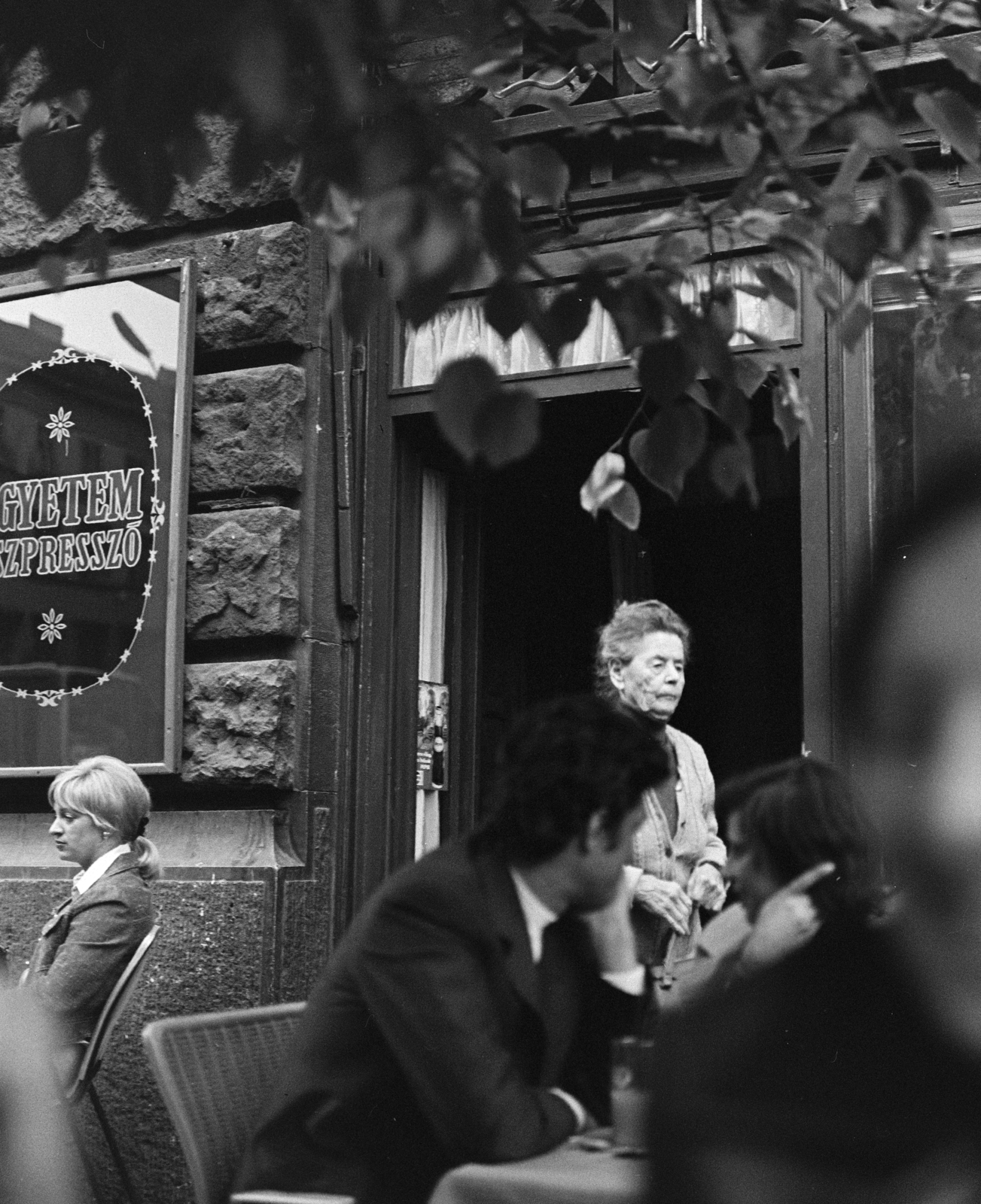 Magyarország, Budapest V., Ferenciek tere (Felszabadulás tér), az Egyetem eszpresszó terasza a 2. számú ház előtt., 1969, Antal Gábor, Budapest, Fortepan #199324