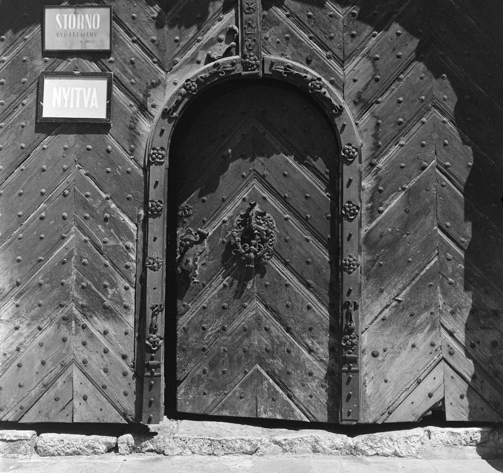 Hungary, Sopron, Fő (Beloiannisz) tér 8., Storno-ház., 1967, Antal Gábor, monument, gate, Fortepan #199337