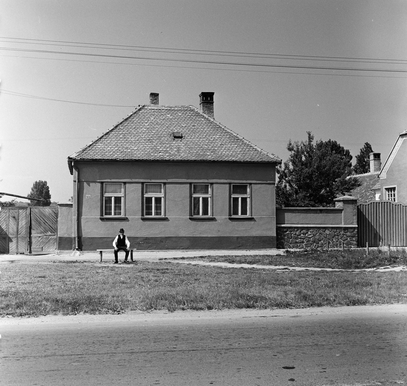 1970, Antal Gábor, bench, old person, house, Fortepan #199338