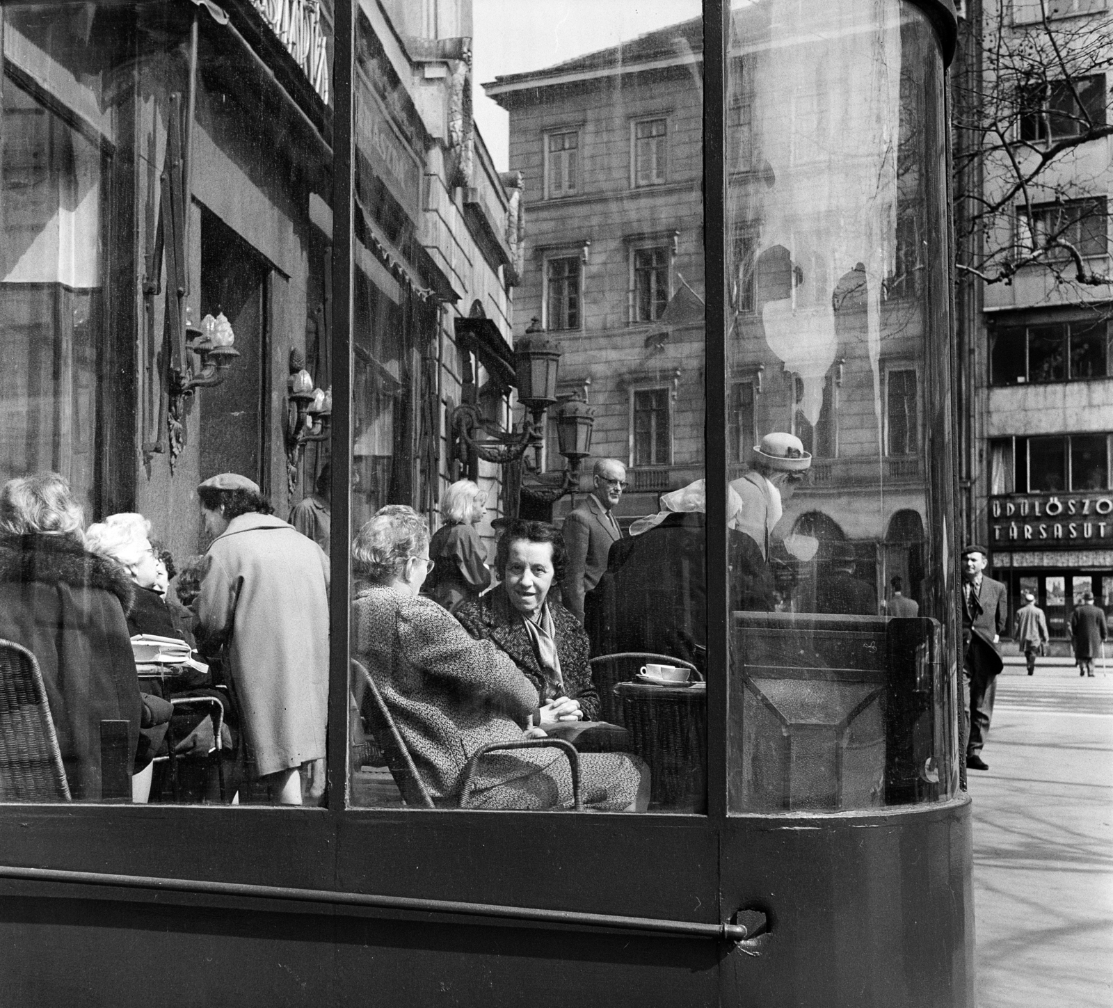 Hungary, Budapest V., Vörösmarty tér, a Gerbeaud (Vörösmarty) cukrászda terasza., 1967, Antal Gábor, Budapest, glass wall, talks, Fortepan #199340