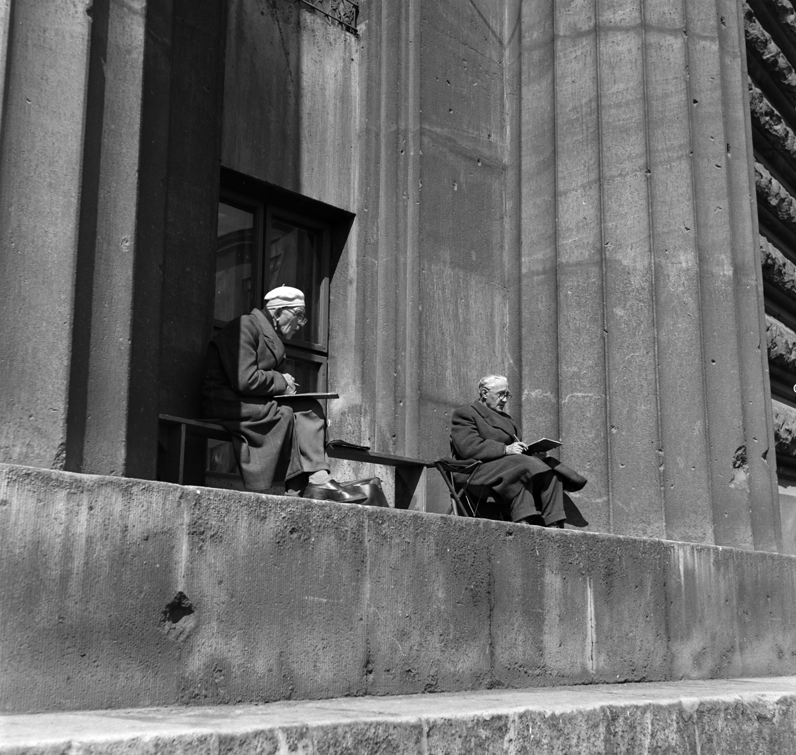 Hungary, Budapest I., Clark Ádám tér, forgalomszámlálók az Alagút bejárata mellett., 1964, Antal Gábor, Budapest, writing, old person, Fortepan #199342