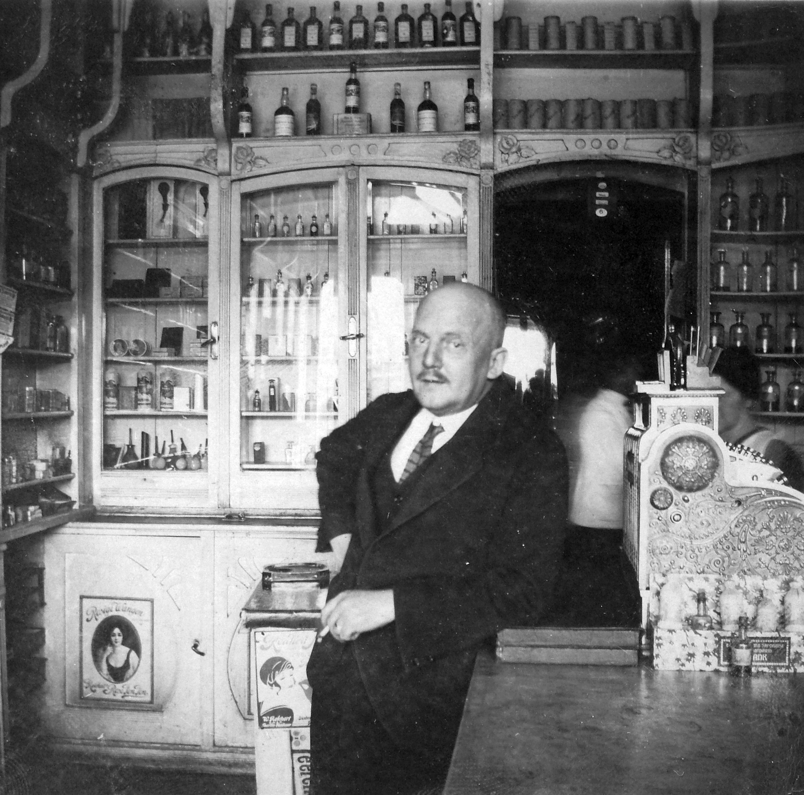 Patikabelső az 1920-as évek vége felé., 1927, Fortepan, portrait, ad, trading, healthcare, smoking, pharmacy, man, cash register, prop up on elbows, shop interior, Fortepan #19935