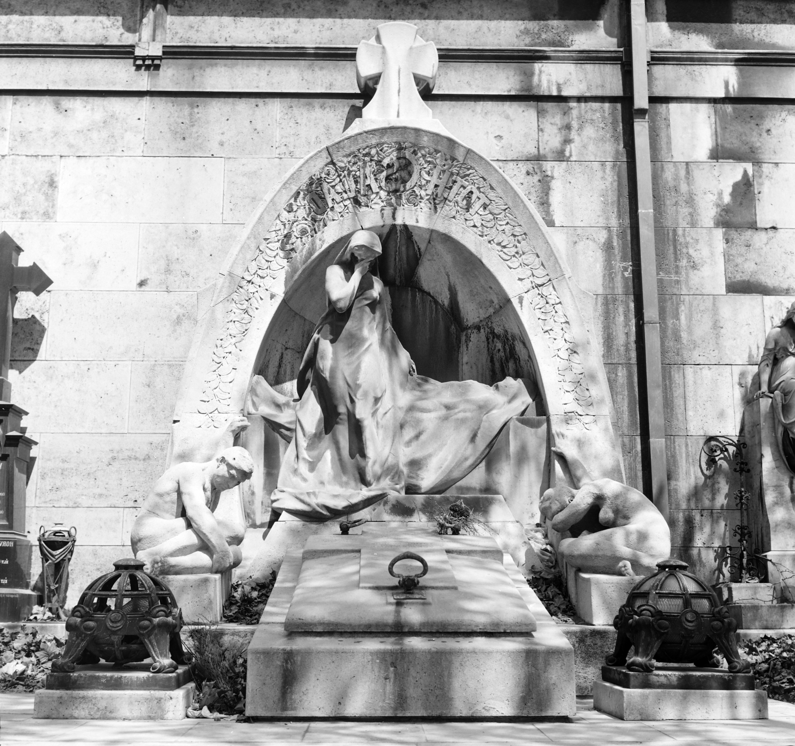 Hungary, Budapest VIII., Fiumei úti Nemzeti Sírkert (Kerepesi temető). Tóth László nagykereskedő és családja síremléke (Betlen Gyula, 1907.) a déli Árkádsoron., 1971, Antal Gábor, Budapest, tomb, Fortepan #199356