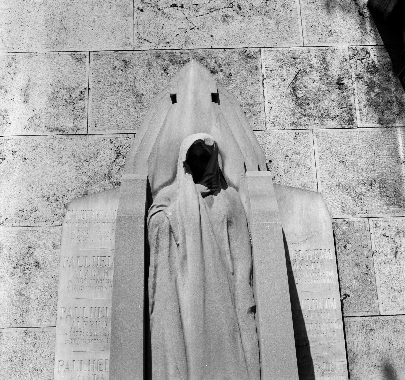 Hungary, Budapest VIII., Fiumei úti Nemzeti Sírkert (Kerepesi temető). Paulheim József családja síremléke (Füredi Richárd) a déli Árkádsoron., 1971, Antal Gábor, Budapest, tomb, Fortepan #199359