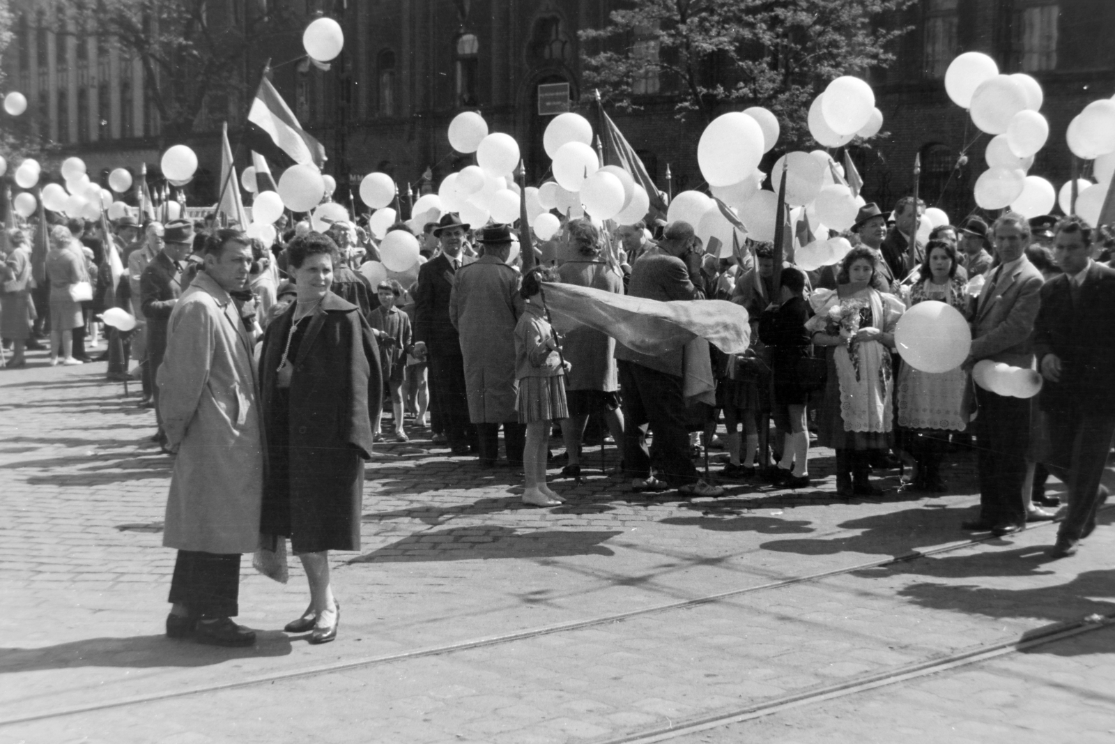 Magyarország, Budapest XIV., Hermina (Május 1.) út - Ajtósi Dürer sor kereszteződése, május 1-i felvonulás, háttérben a Teleki Blanka Gimnázium., 1965, Antal Gábor, Budapest, felvonulás, léggömb, Fortepan #199370