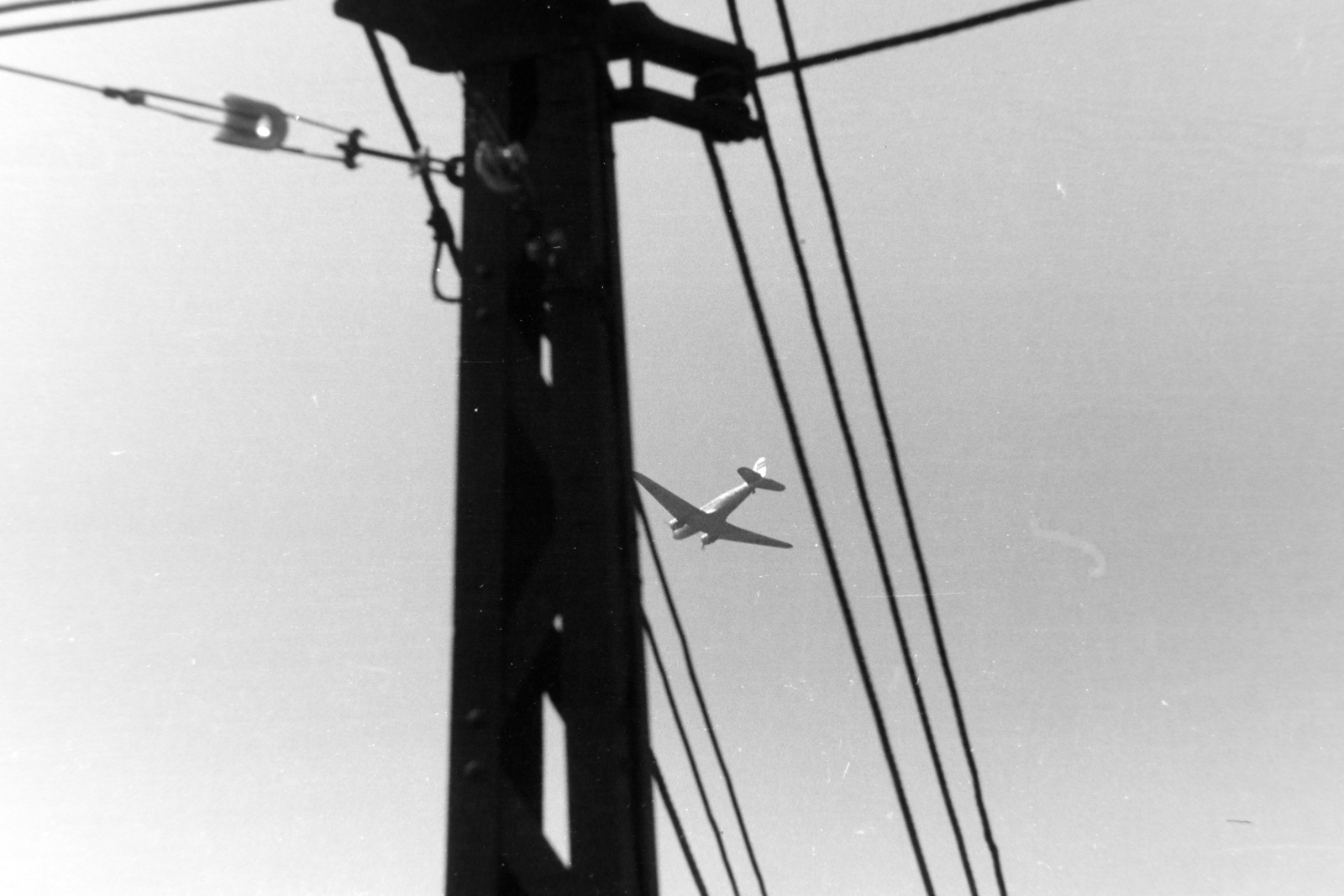 Hungary, Budapest XIV., a felvétel a Hermina (Május 1.) út - Ajtósi Dürer sor kereszteződésénél készült., 1965, Antal Gábor, airplane, aerial wire, Budapest, Fortepan #199371