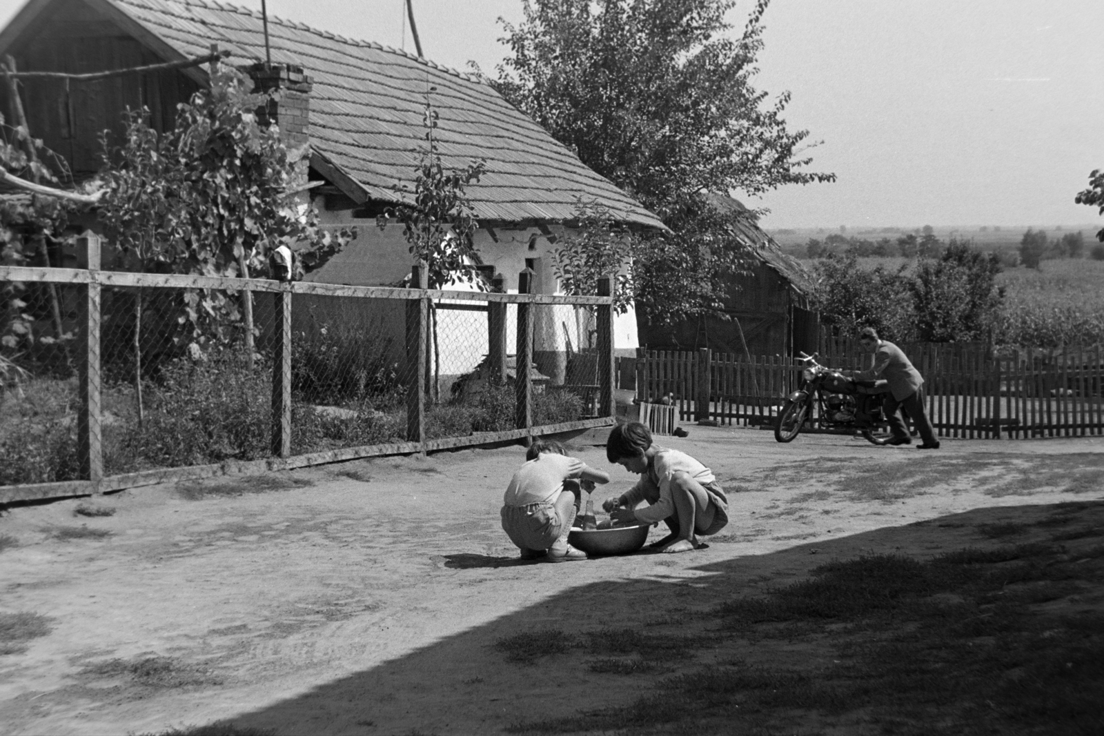 1963, Antal Gábor, kids, yard, washbasin, Fortepan #199384