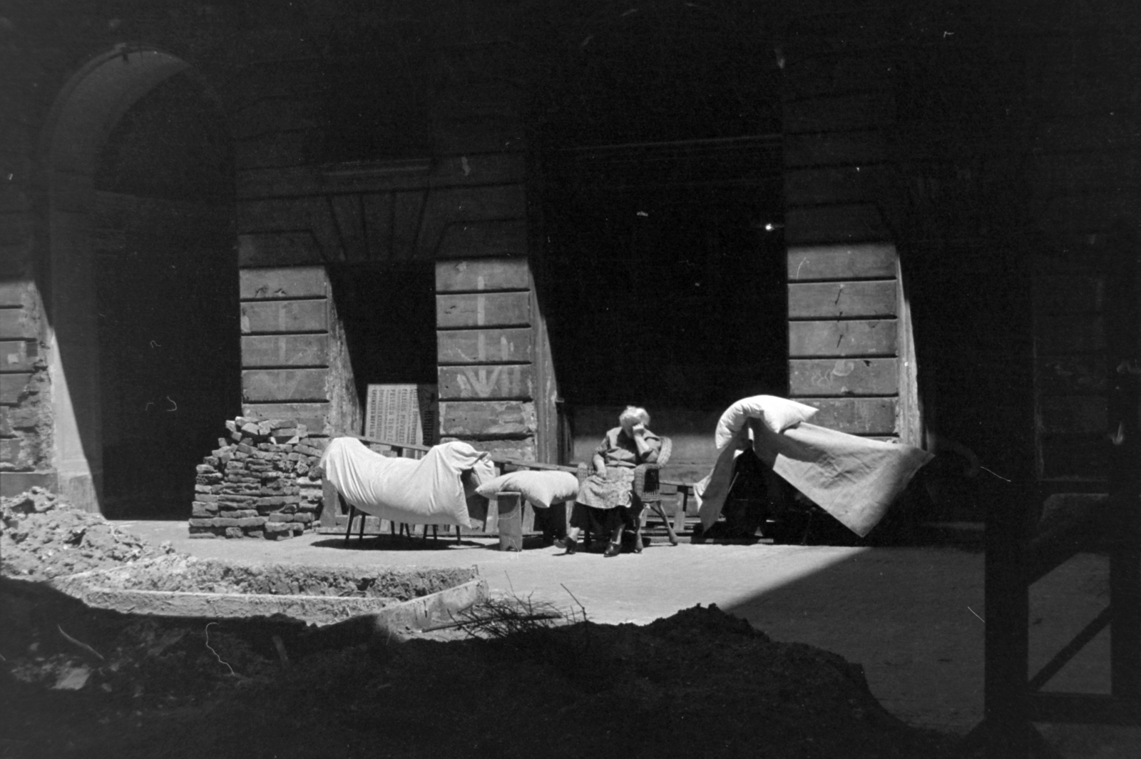 1964, Antal Gábor, old person, bedsheet, air-rad shelter, wicker chair, sunshine, inner courtyard, Fortepan #199395