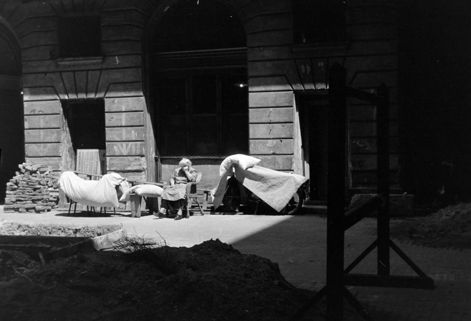 1964, Antal Gábor, air-rad shelter, sunshine, bedsheet, tenement house, Fortepan #199396