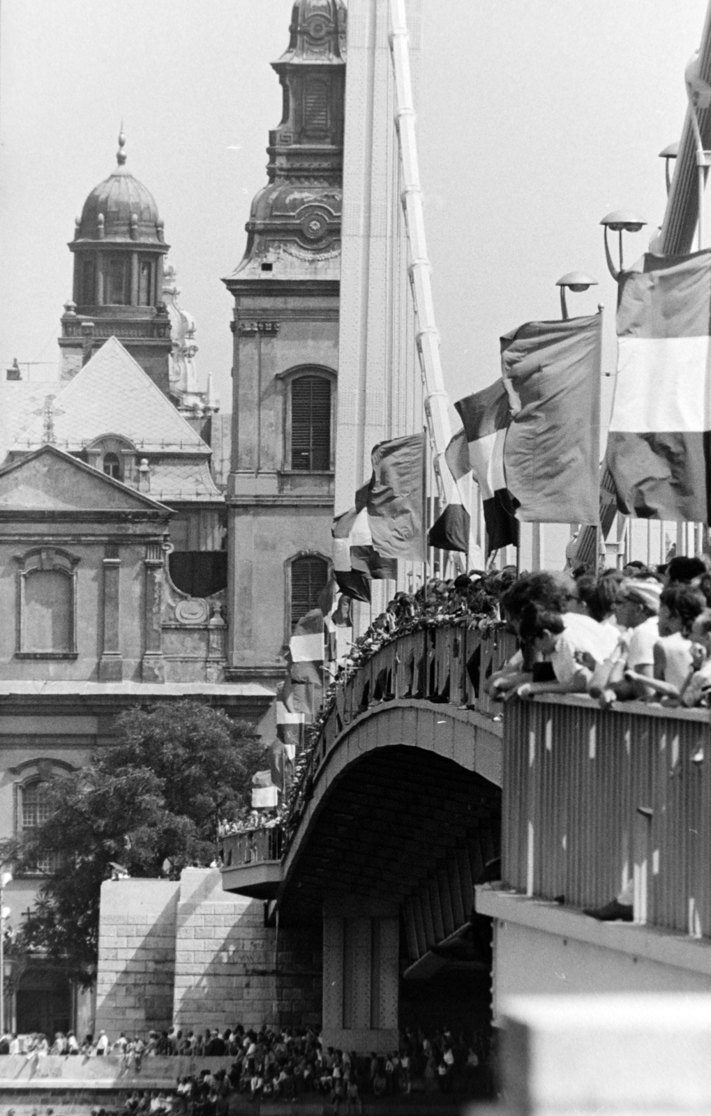 Magyarország, Budapest V., Erzsébet híd, háttérben a Belvárosi plébániatemplom., 1969, Antal Gábor, Budapest, híd, tömeg, Fortepan #199397