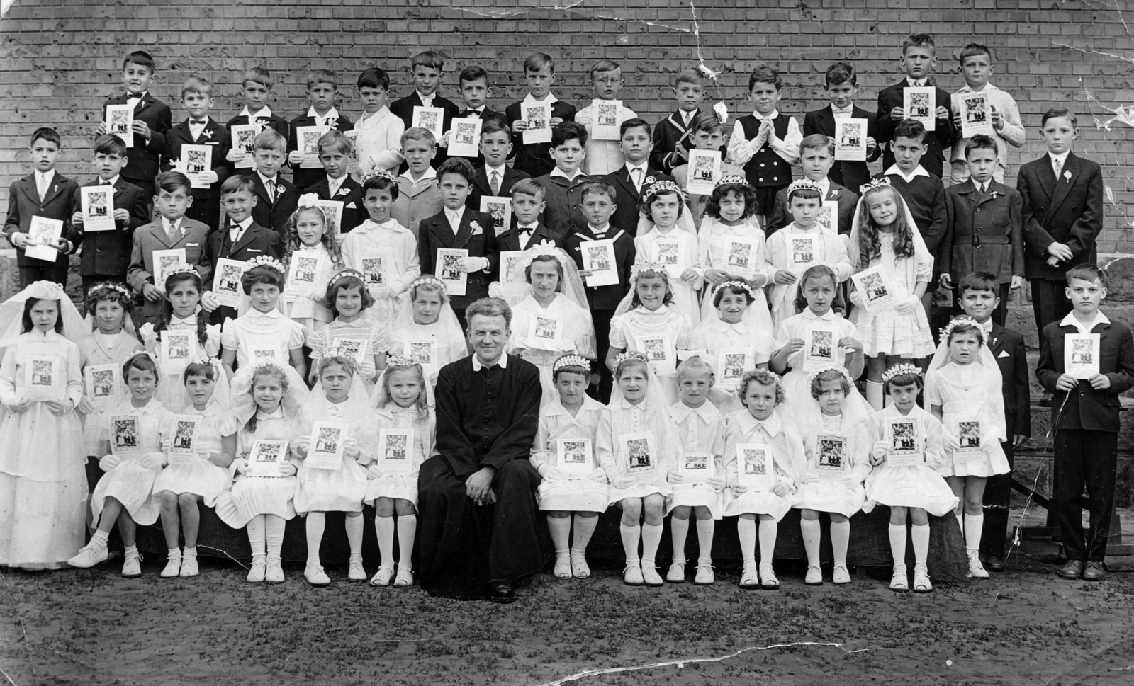 1963, Antal Gábor, white dress, kids, black dress, hair clip, hold in arms, priest, First Communion, tableau, Fortepan #199403